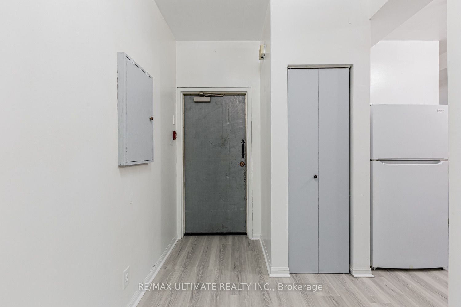996 Queen Street E 5 Property Photo 6
