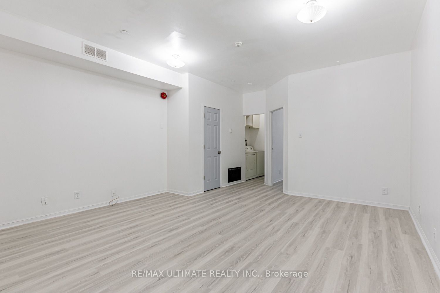 996 Queen Street E 5 Property Photo 7