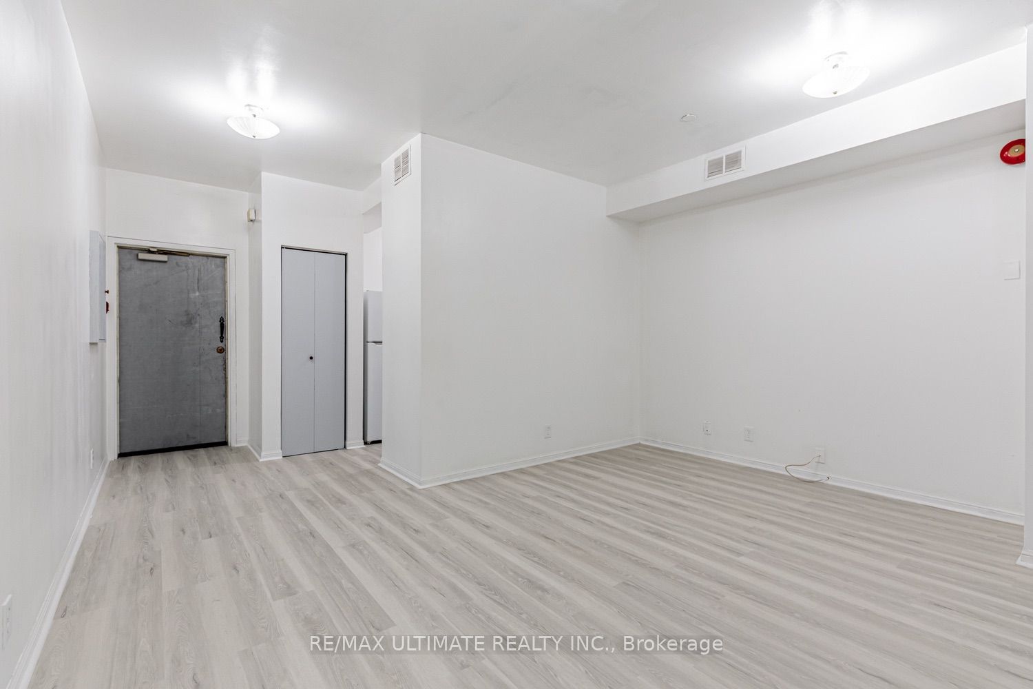 996 Queen Street E 5 Property Photo 8