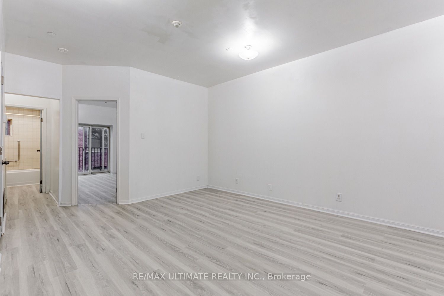 996 Queen Street E 5 Property Photo 9