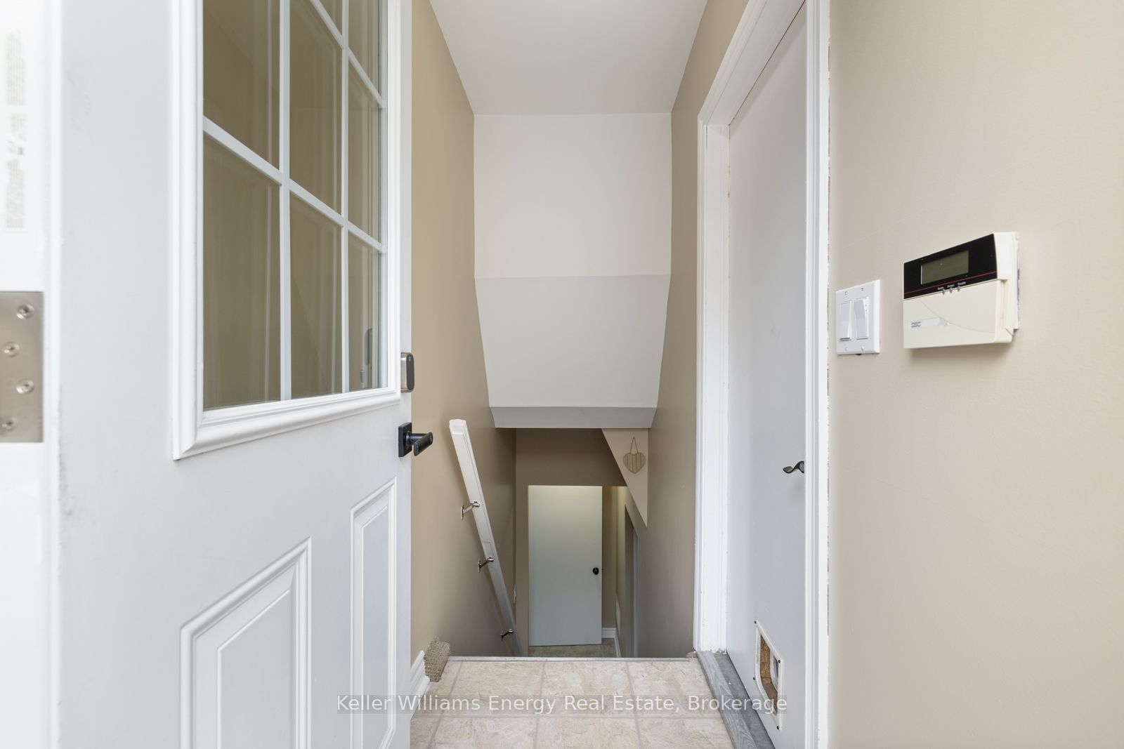 566 Dean Avenue Lower Property Photo 4