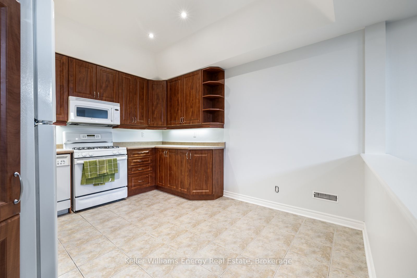 566 Dean Avenue Lower Property Photo 9