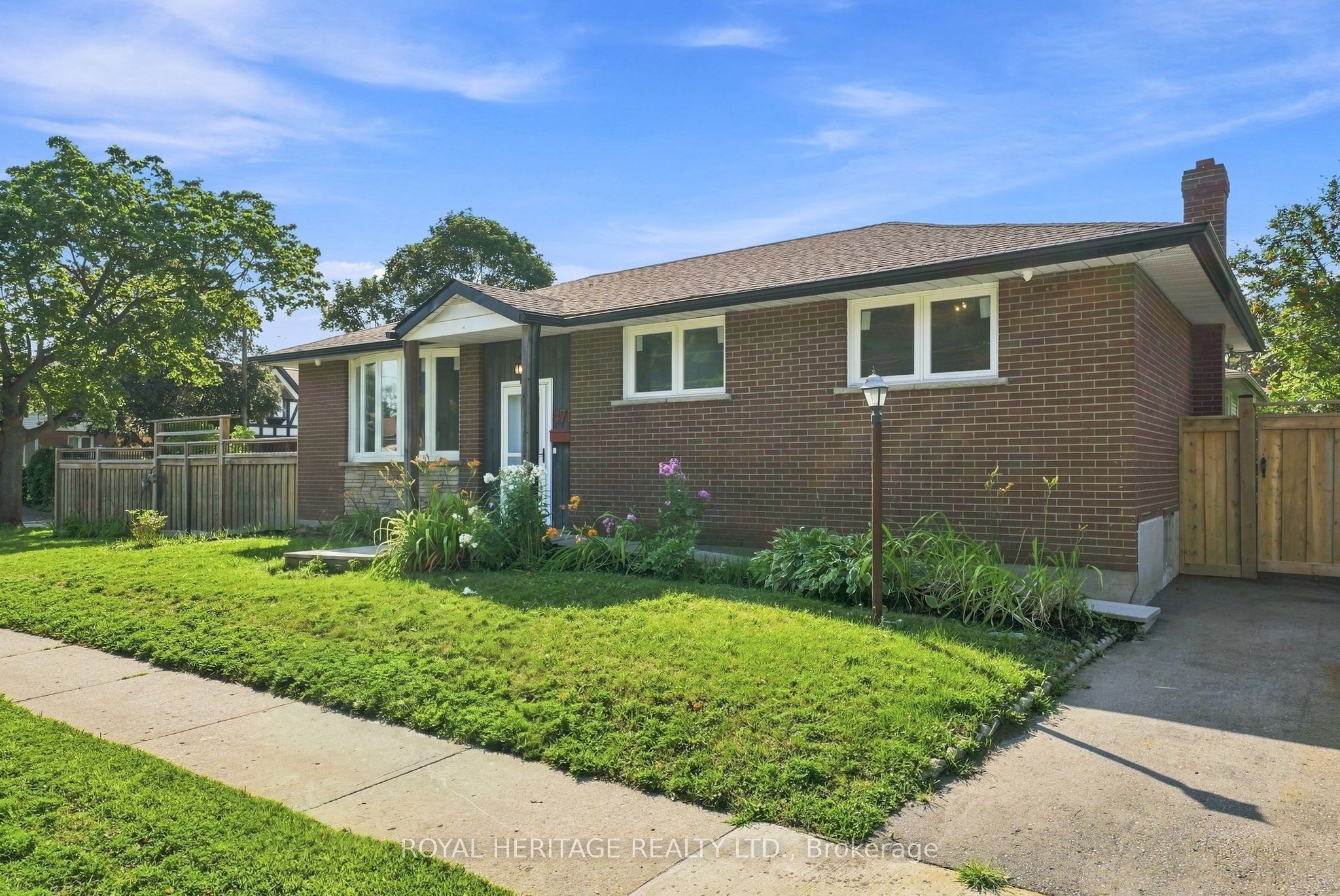 471 Rossland Road E Property Photo 2