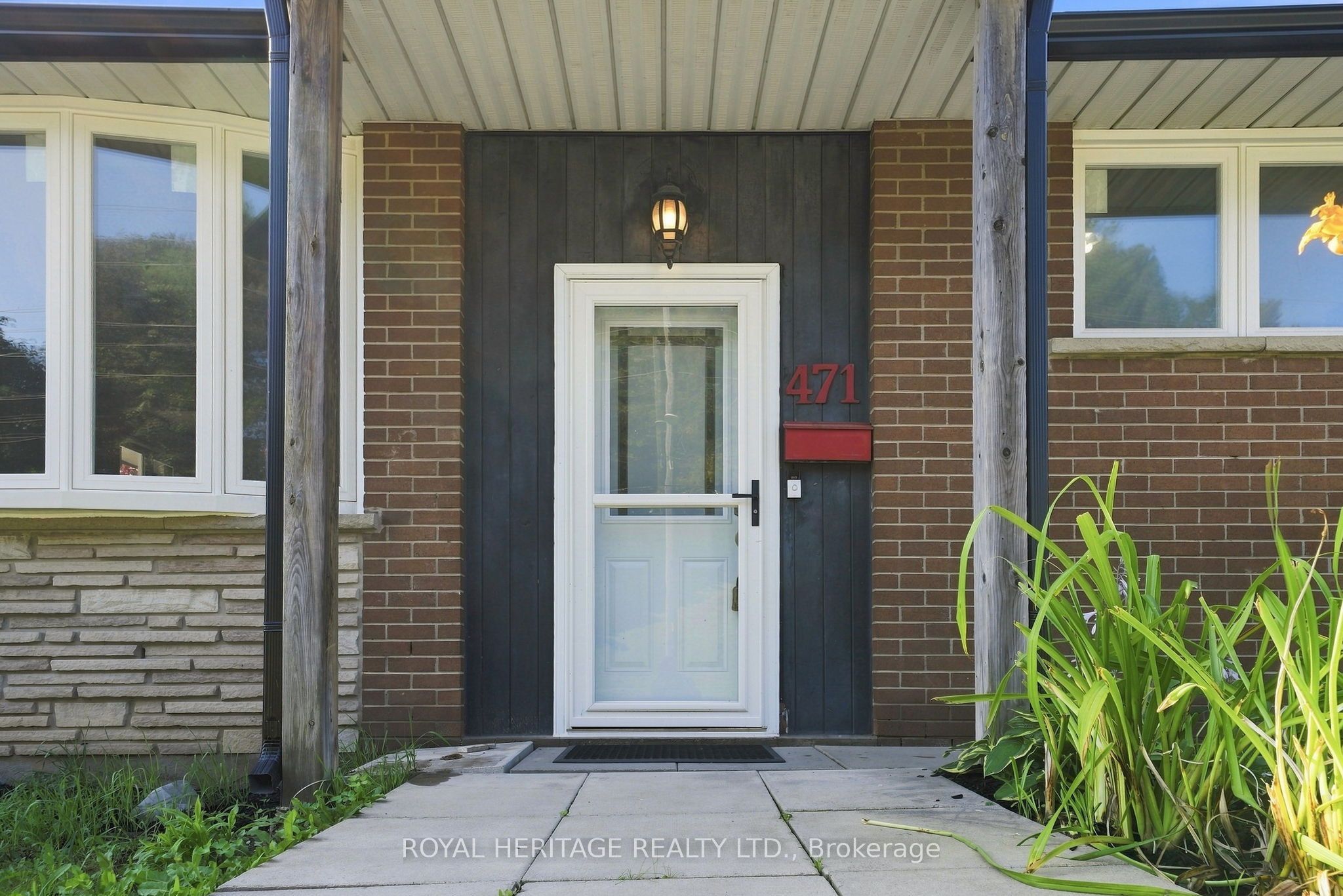 471 Rossland Road E Property Photo 4