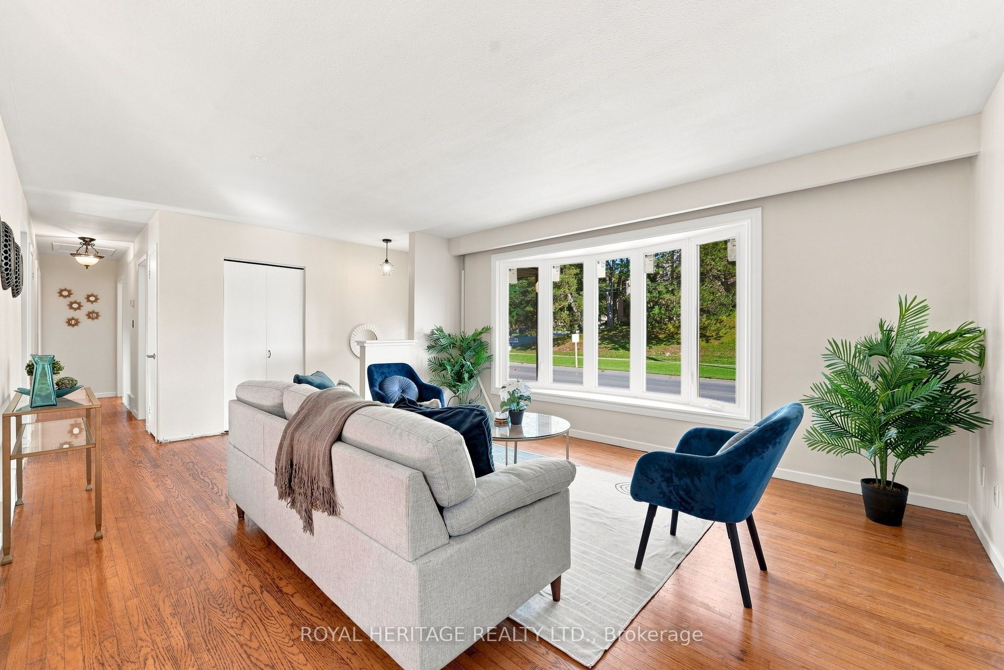 471 Rossland Road E Property Photo 10