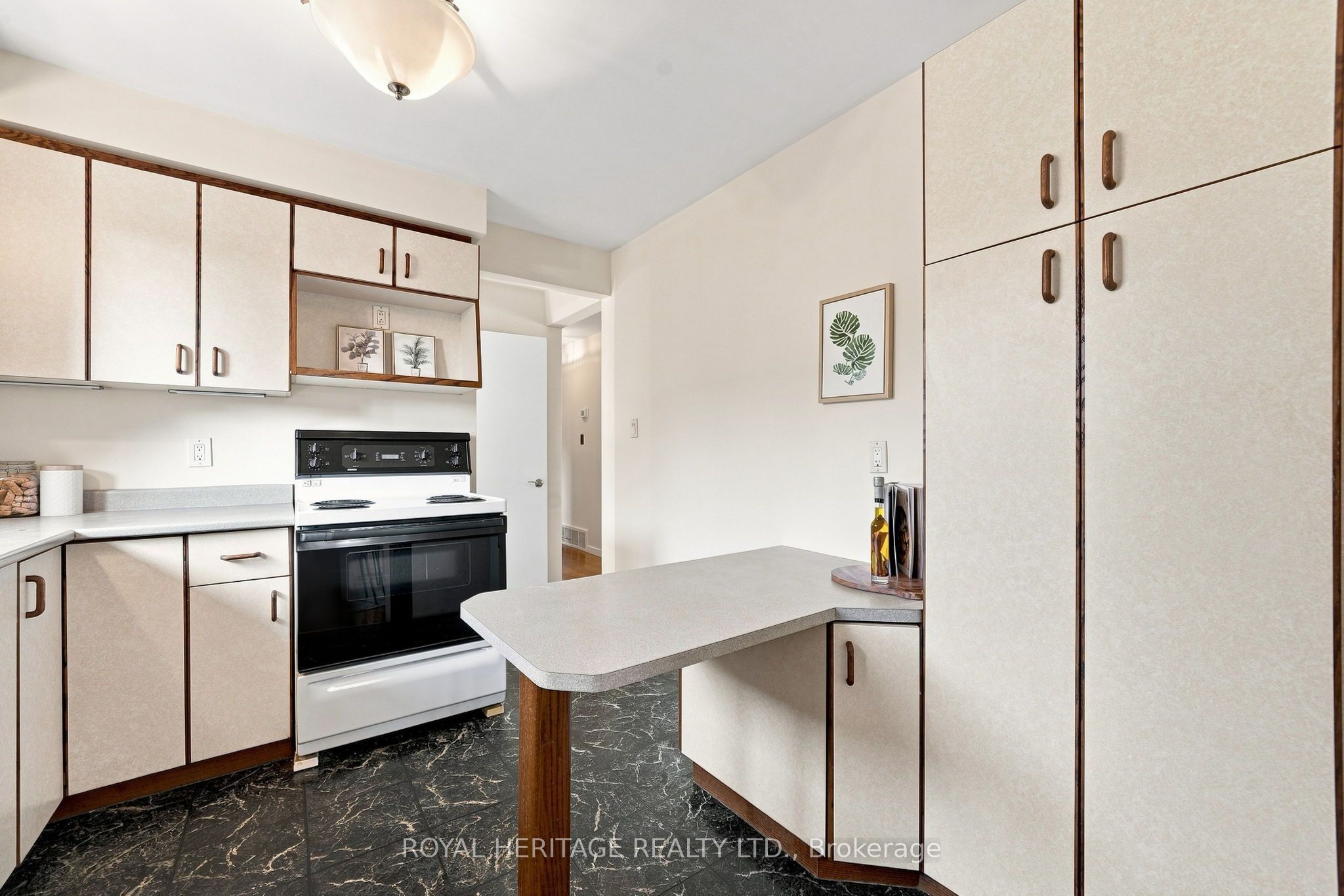 471 Rossland Road E Property Photo 11