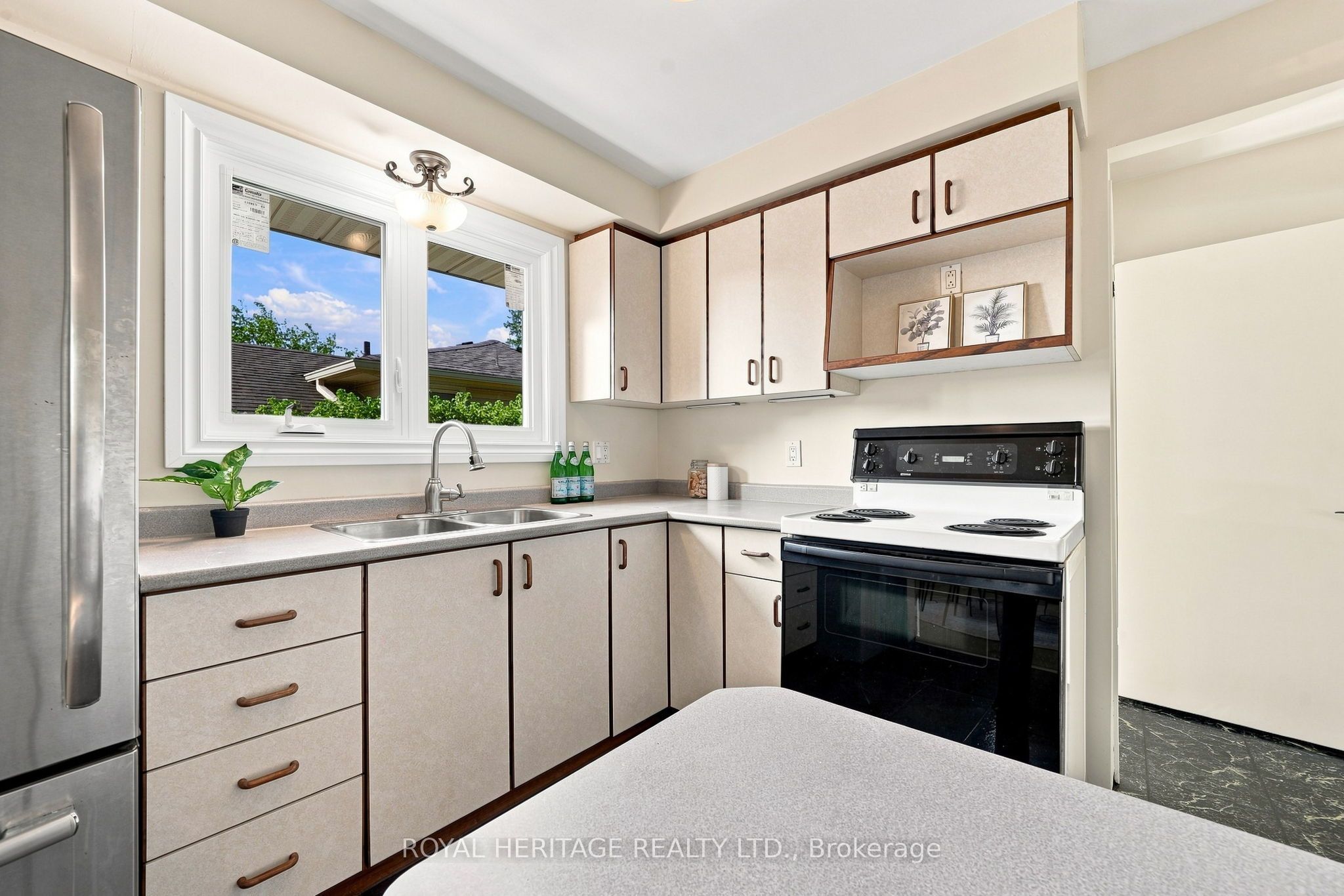 471 Rossland Road E Property Photo 12