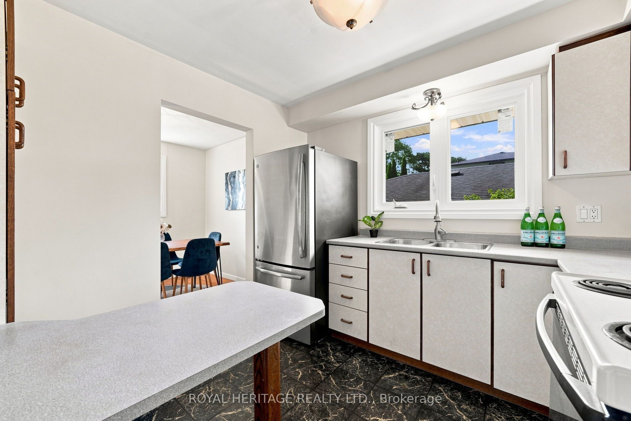 471 Rossland Road E Property Photo 13