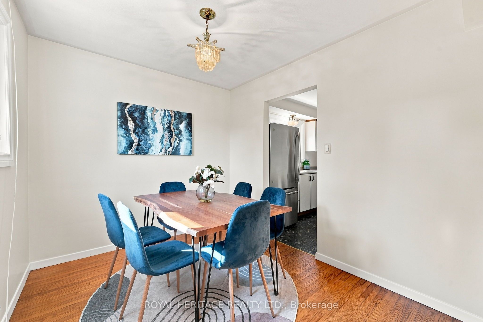 471 Rossland Road E Property Photo 14