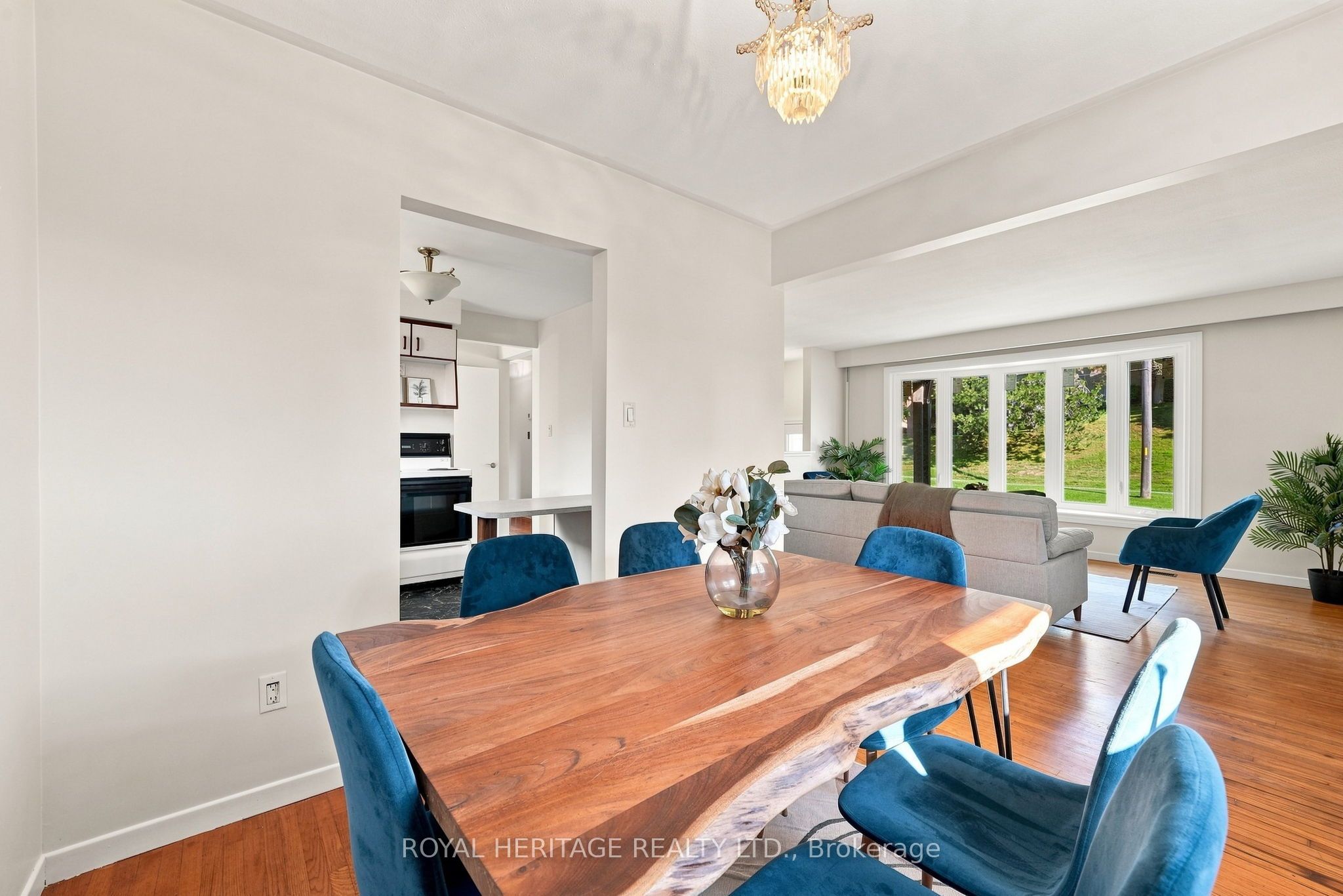 471 Rossland Road E Property Photo 15