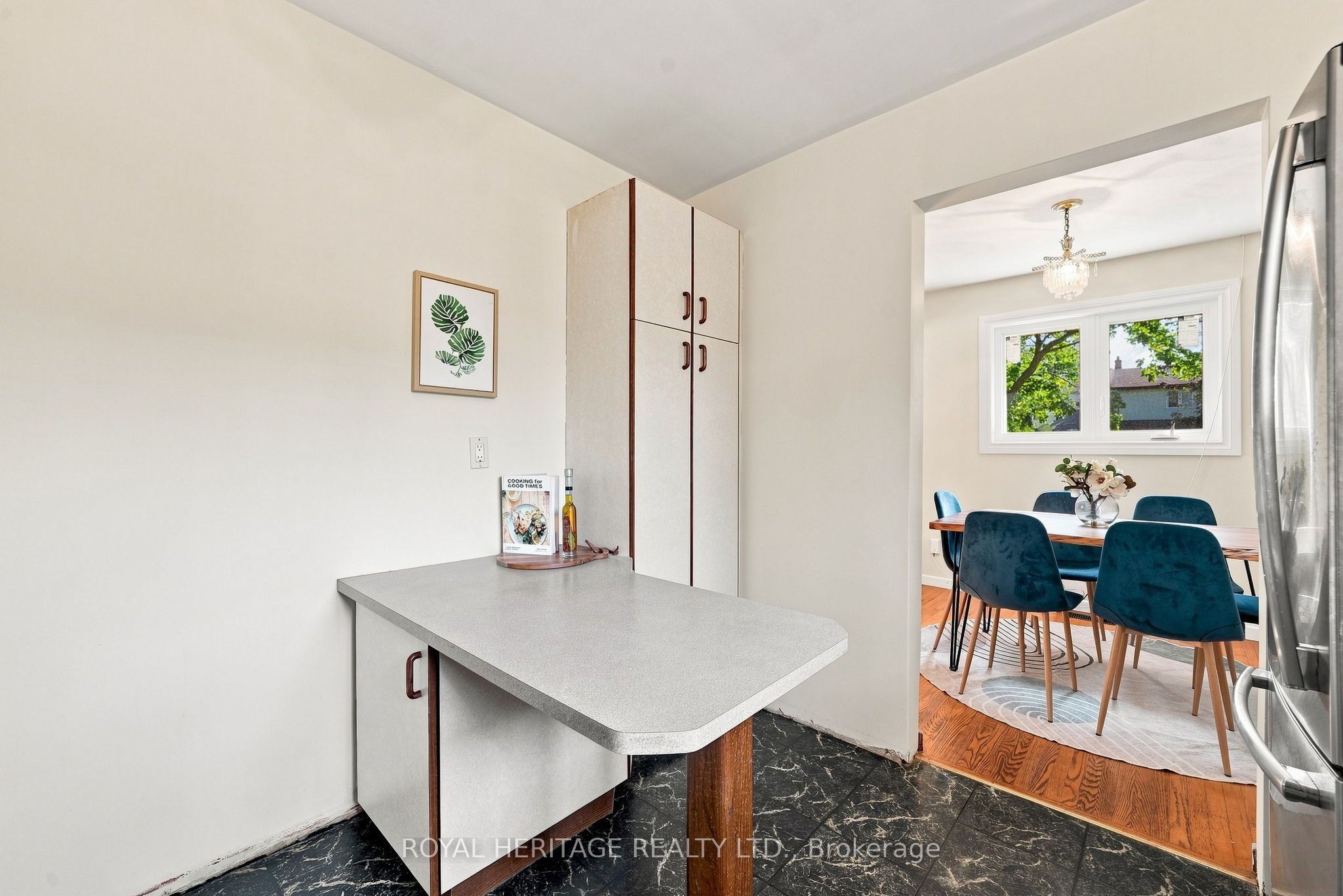 471 Rossland Road E Property Photo 17