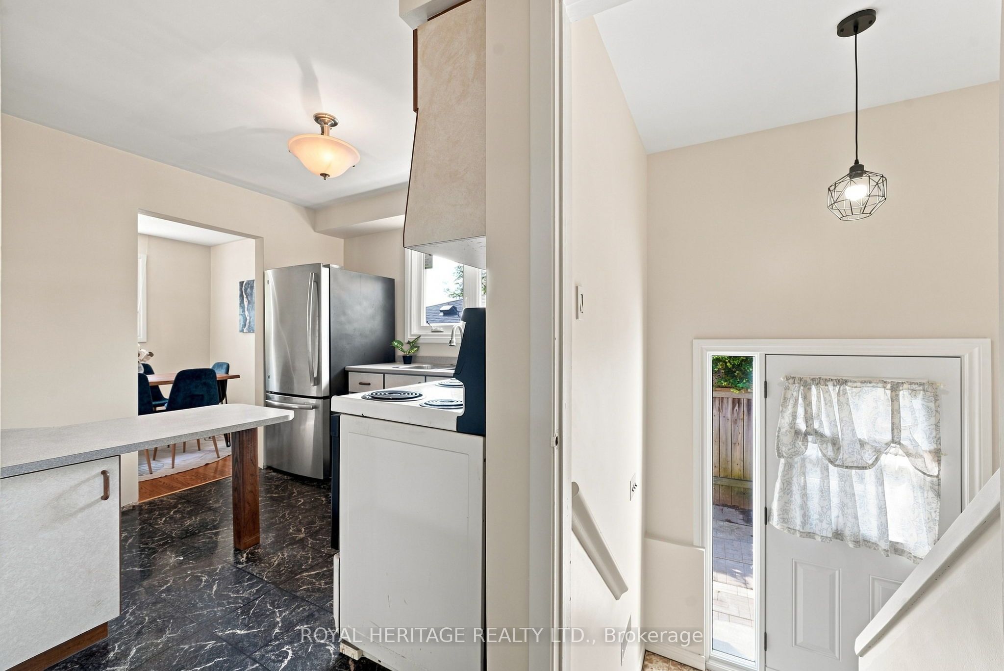 471 Rossland Road E Property Photo 27