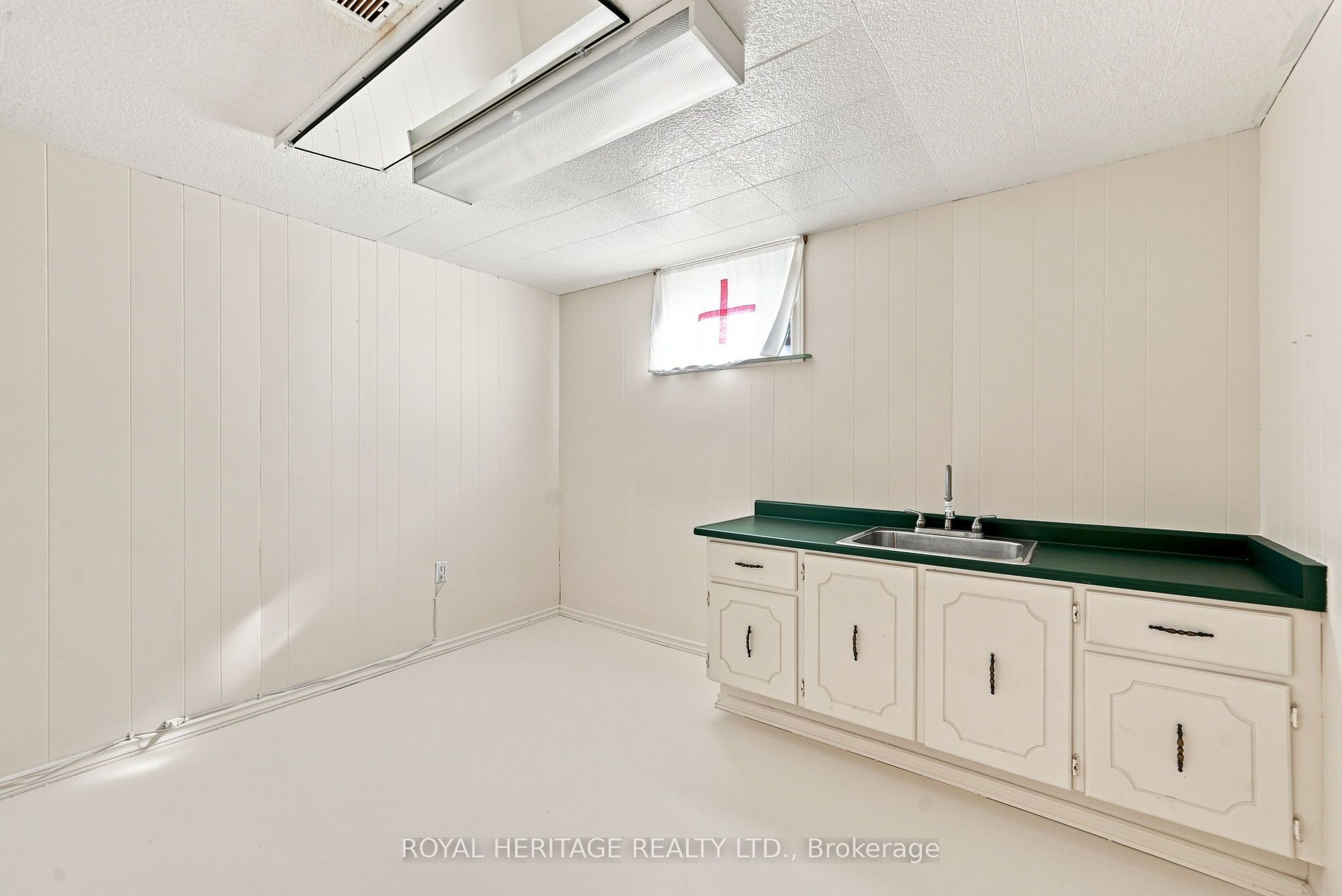 471 Rossland Road E Property Photo 28