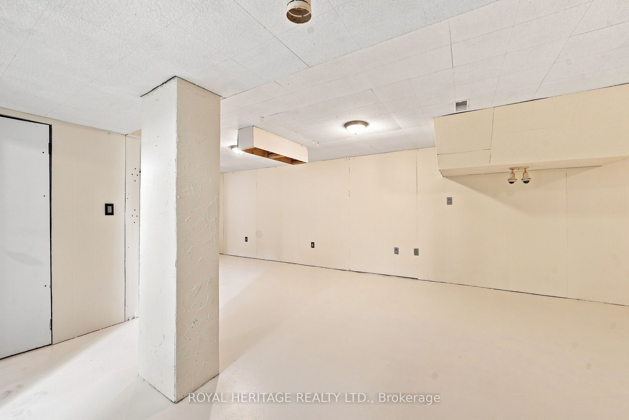 471 Rossland Road E Property Photo 31