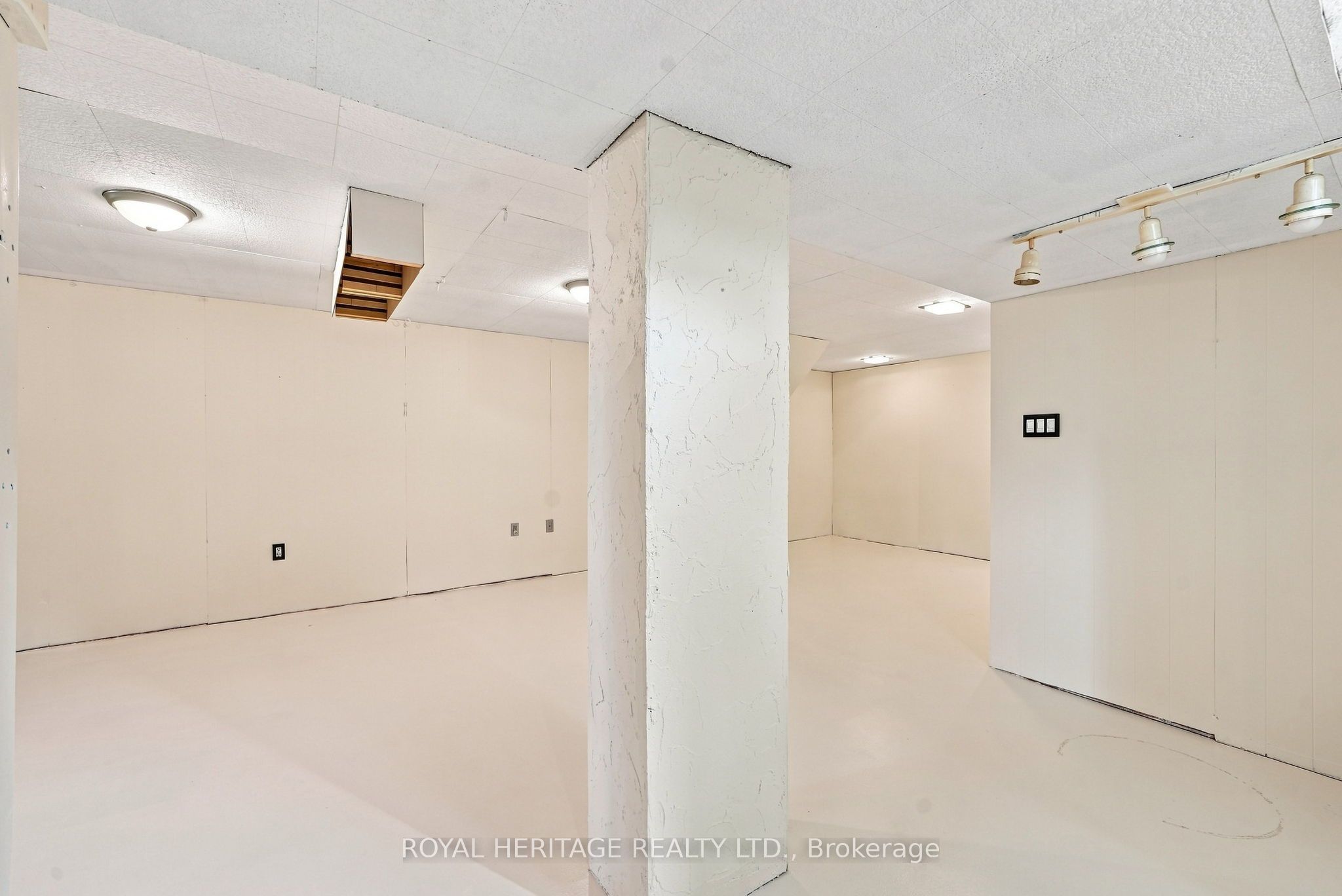471 Rossland Road E Property Photo 32