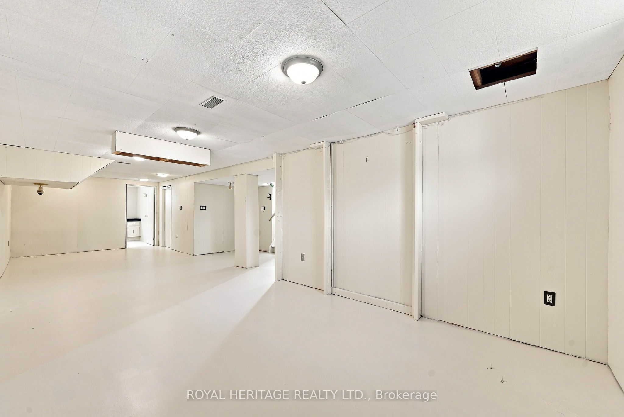 471 Rossland Road E Property Photo 33