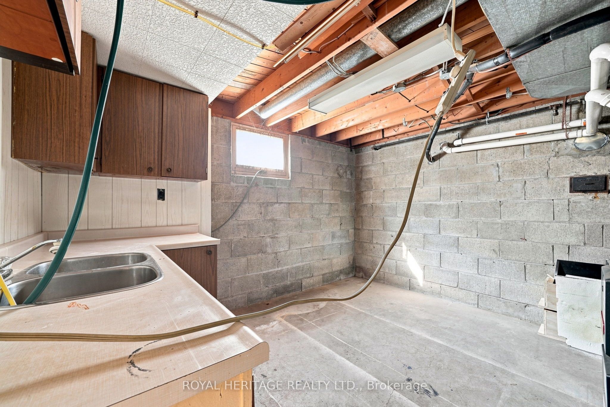471 Rossland Road E Property Photo 37