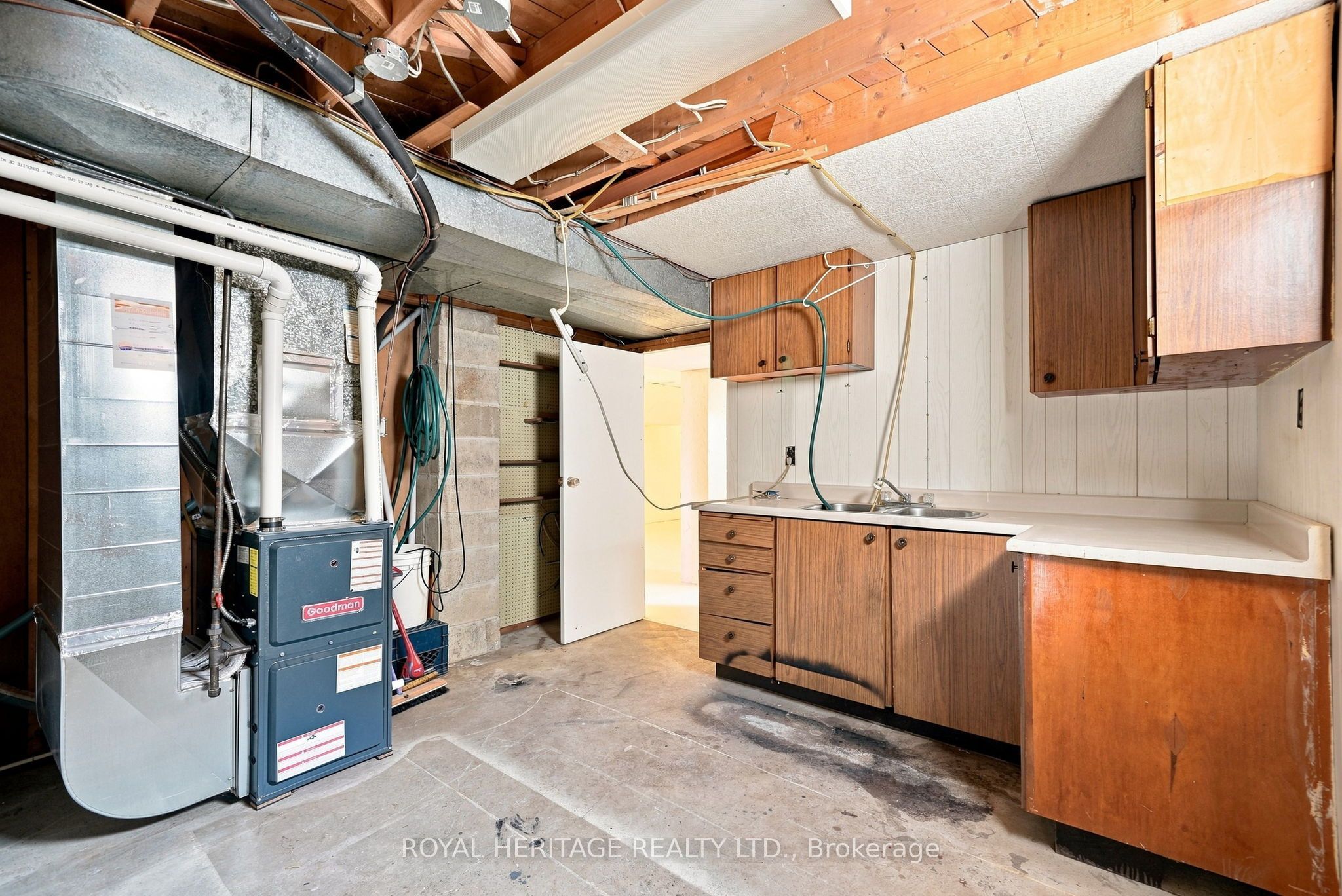 471 Rossland Road E Property Photo 38