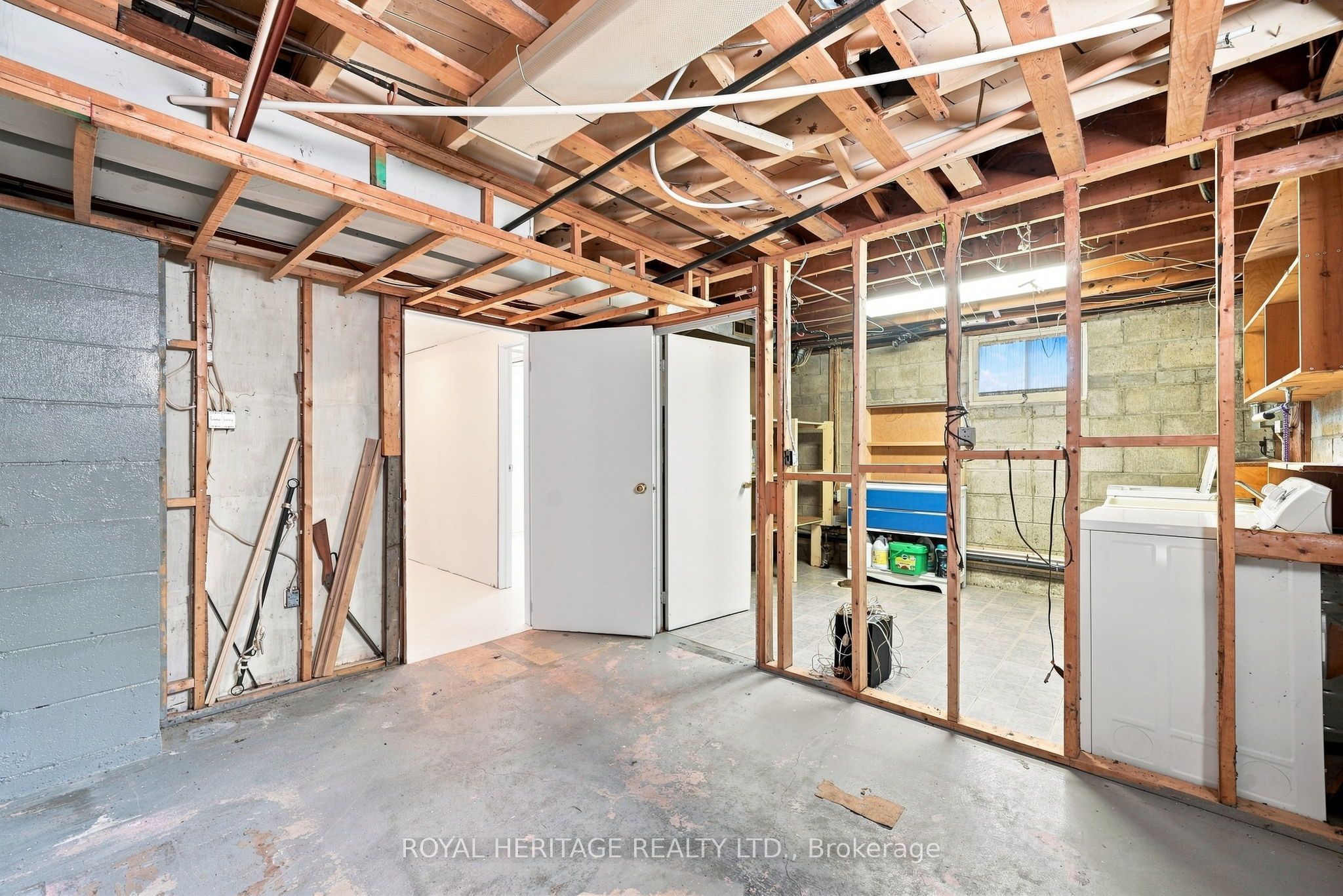 471 Rossland Road E Property Photo 40