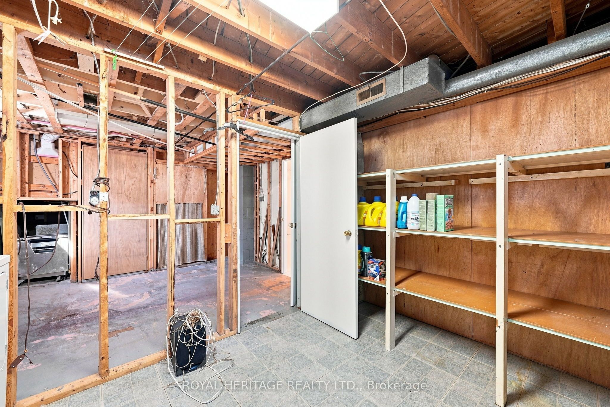 471 Rossland Road E Property Photo 41
