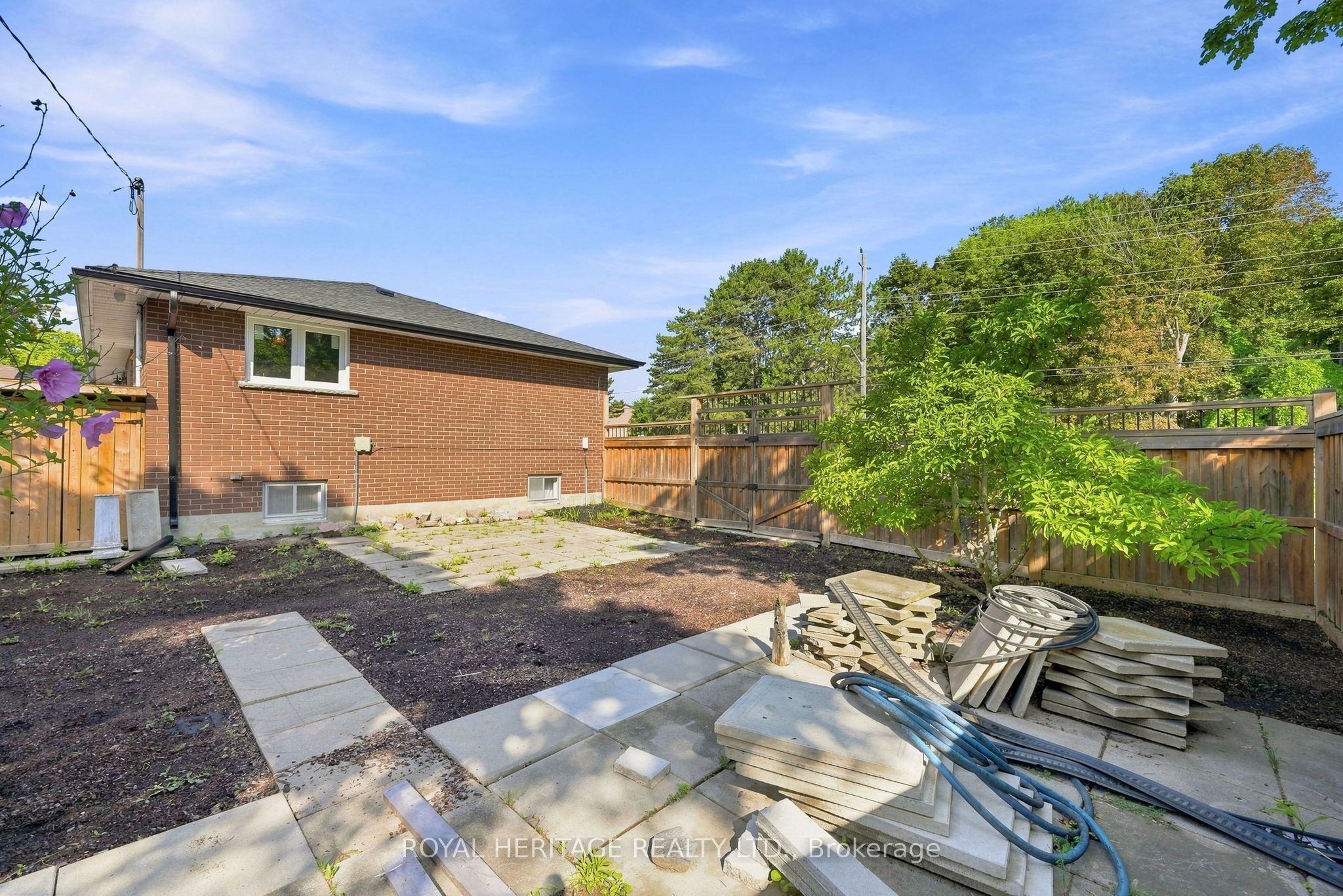 471 Rossland Road E Property Photo 47