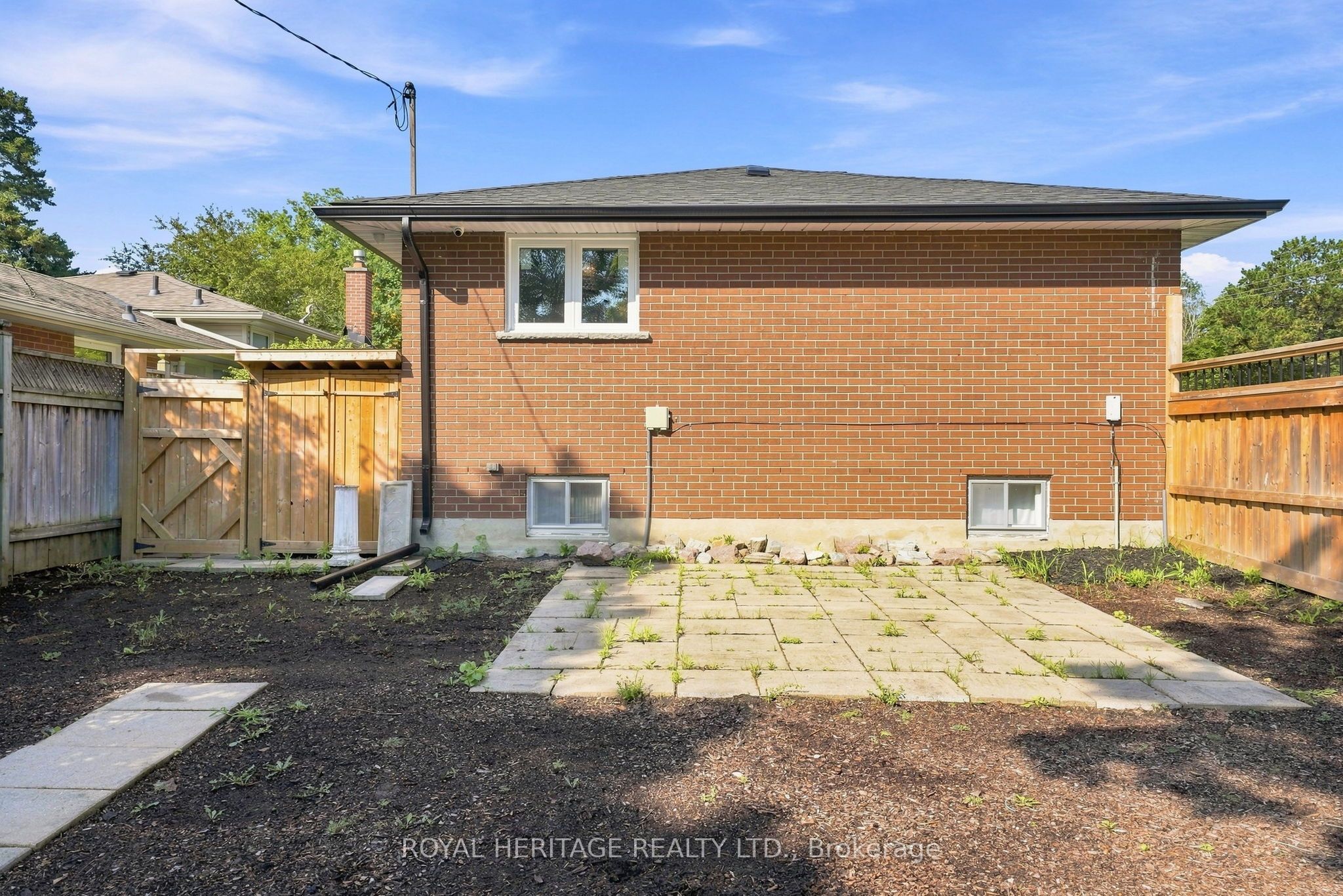 471 Rossland Road E Property Photo 48