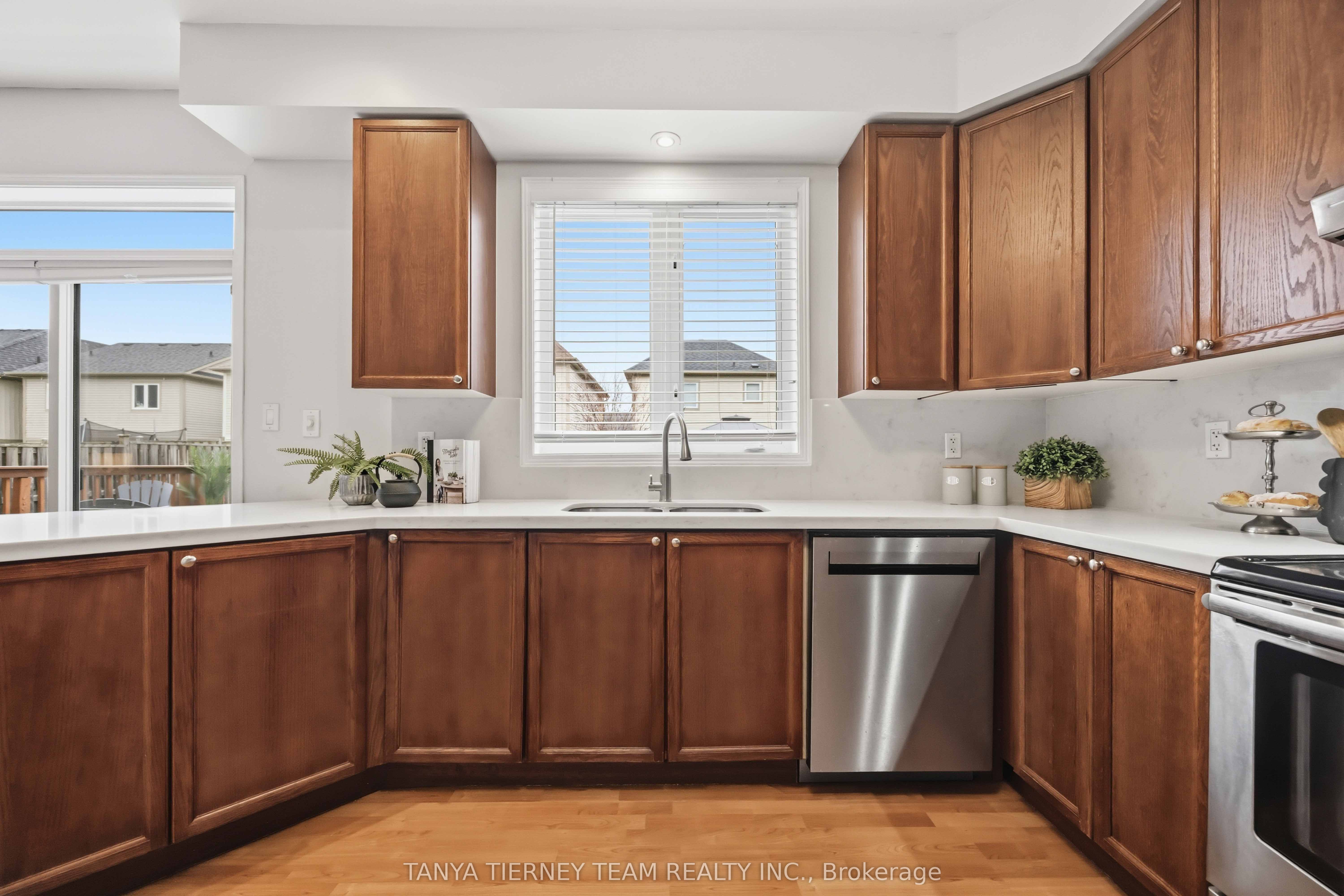 75 Robert Attersley Drive E Property Photo 17