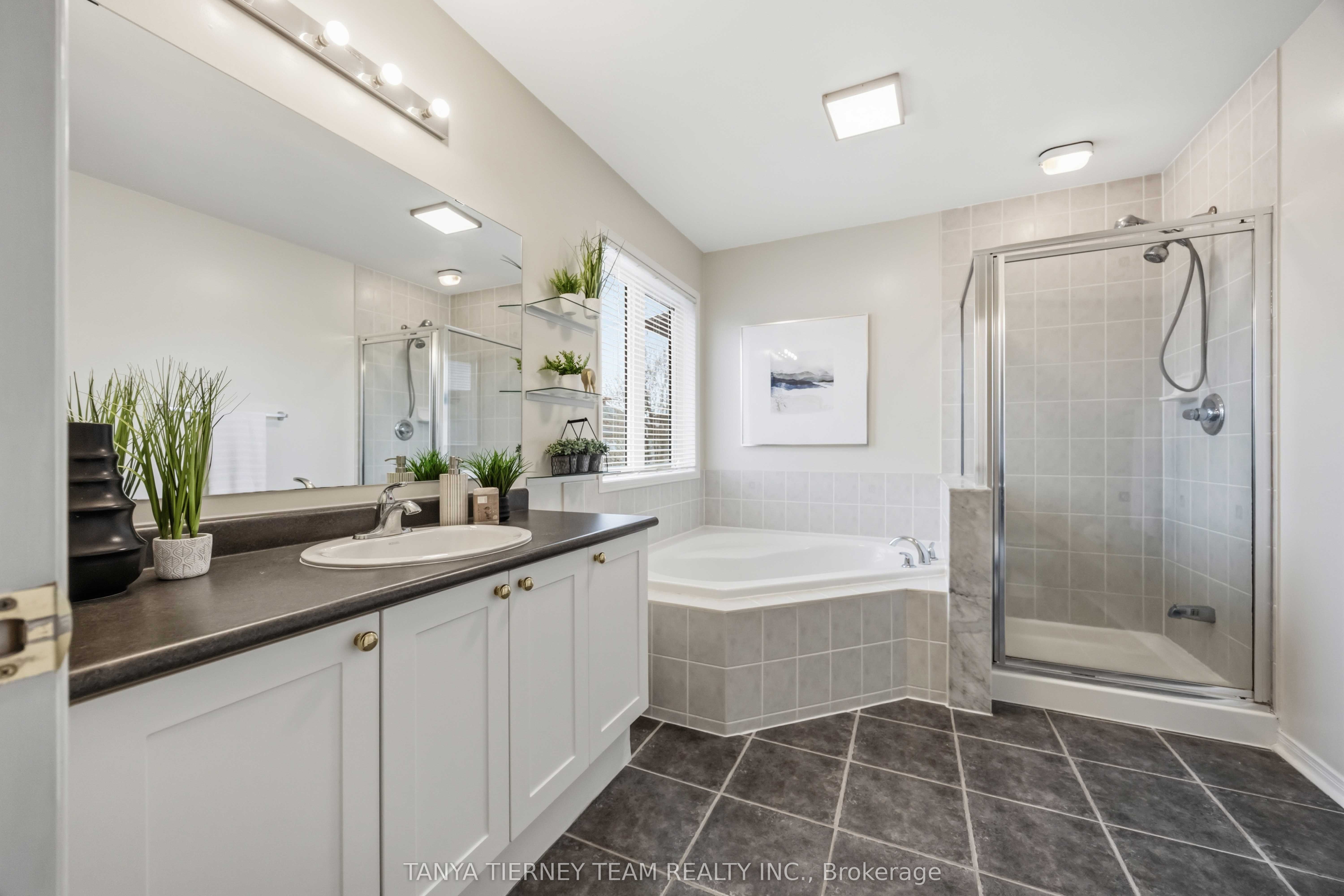 75 Robert Attersley Drive E Property Photo 34
