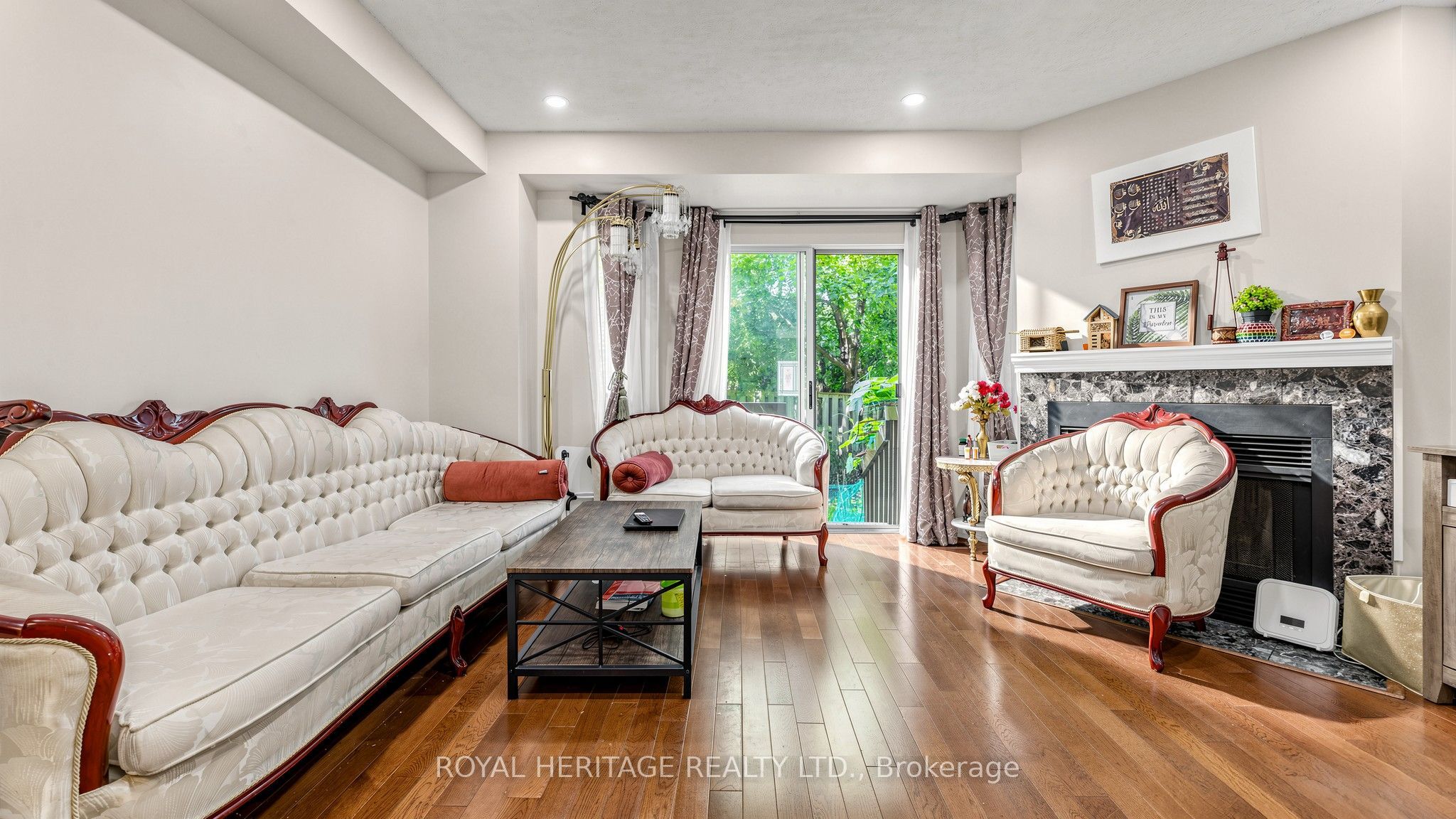 2472 Eglinton Avenue E Th 19 Property Photo 4