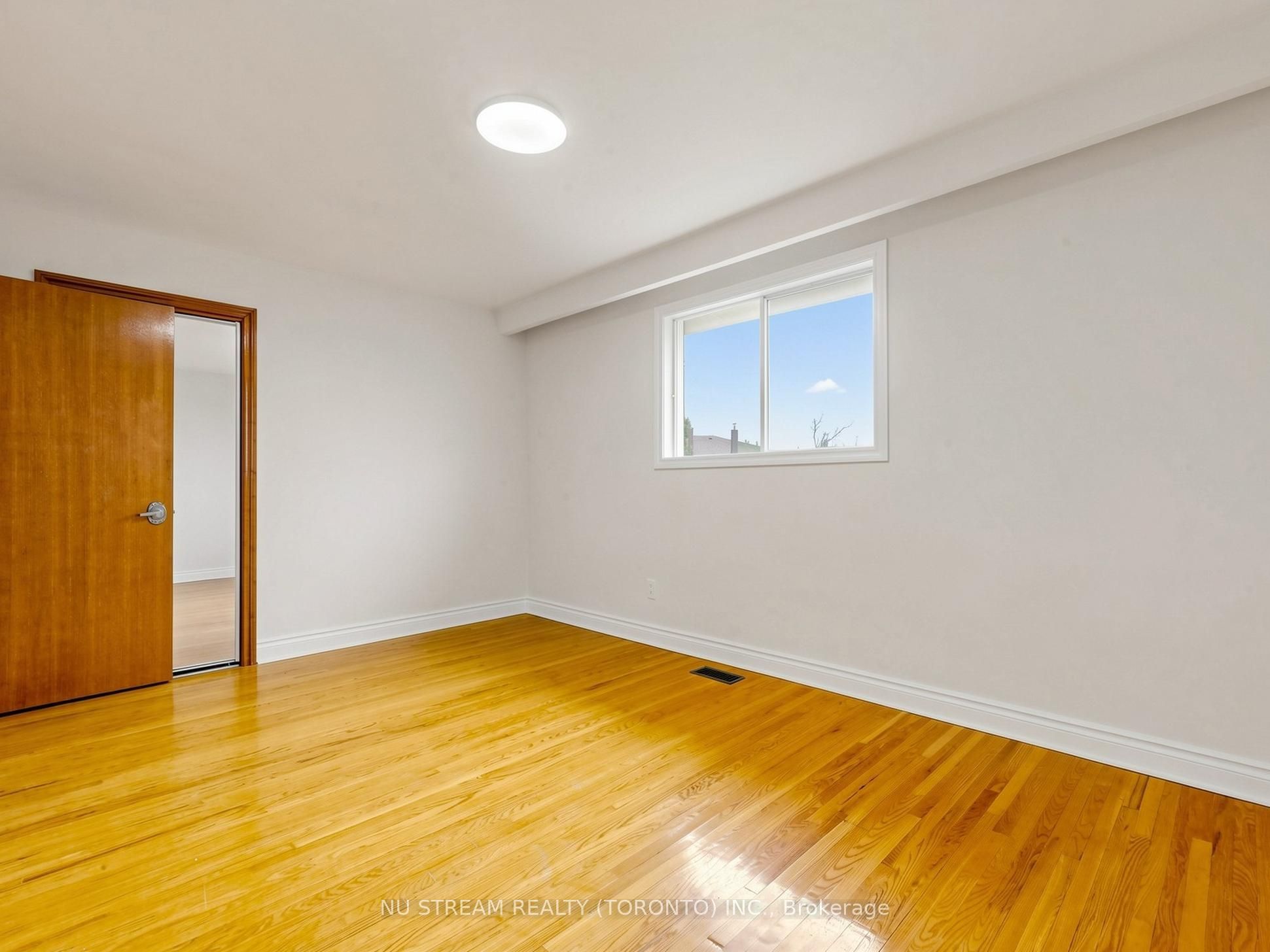 117 Ambercroft Boulevard N Property Photo 28