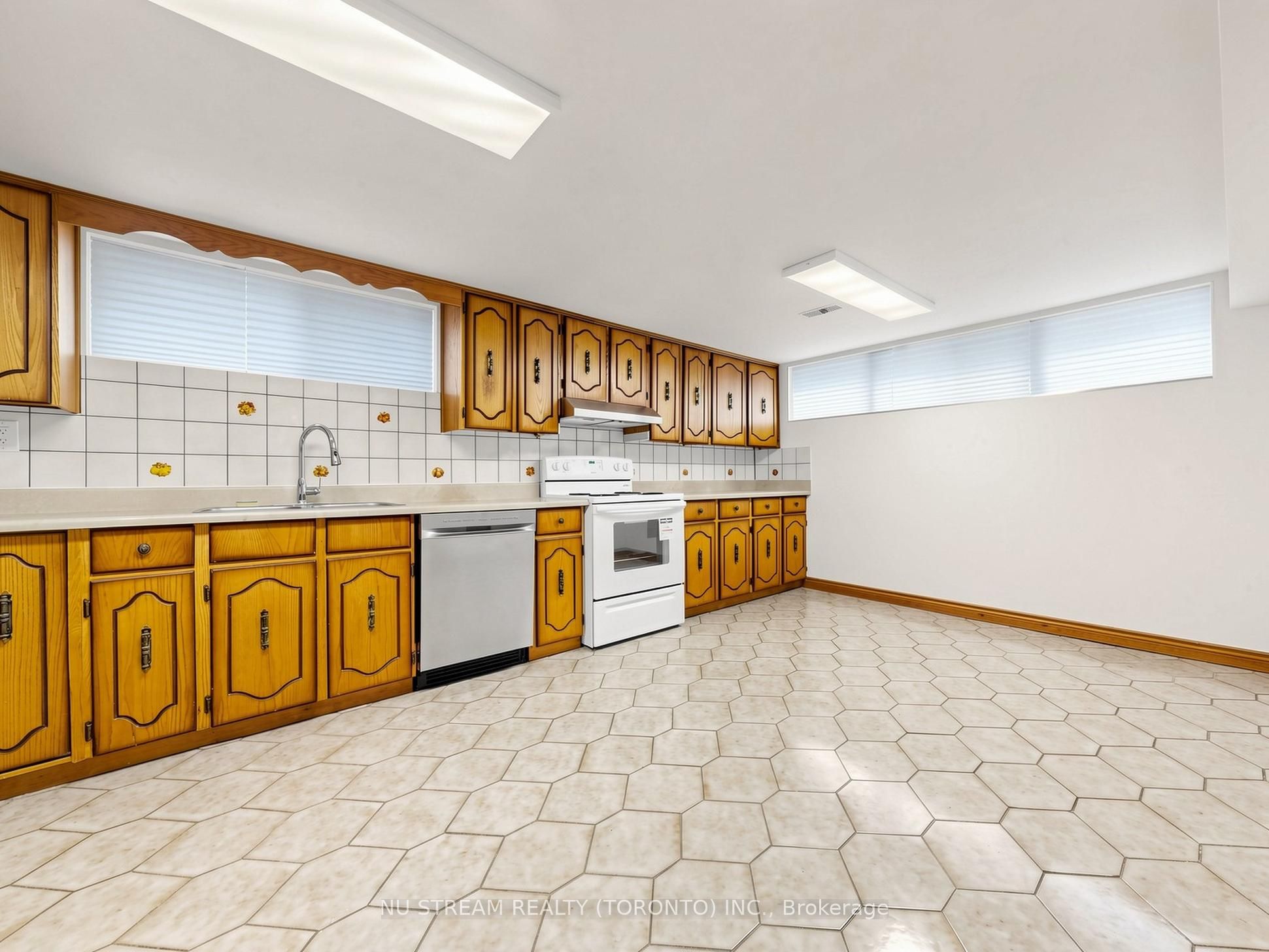 117 Ambercroft Boulevard N Property Photo 34