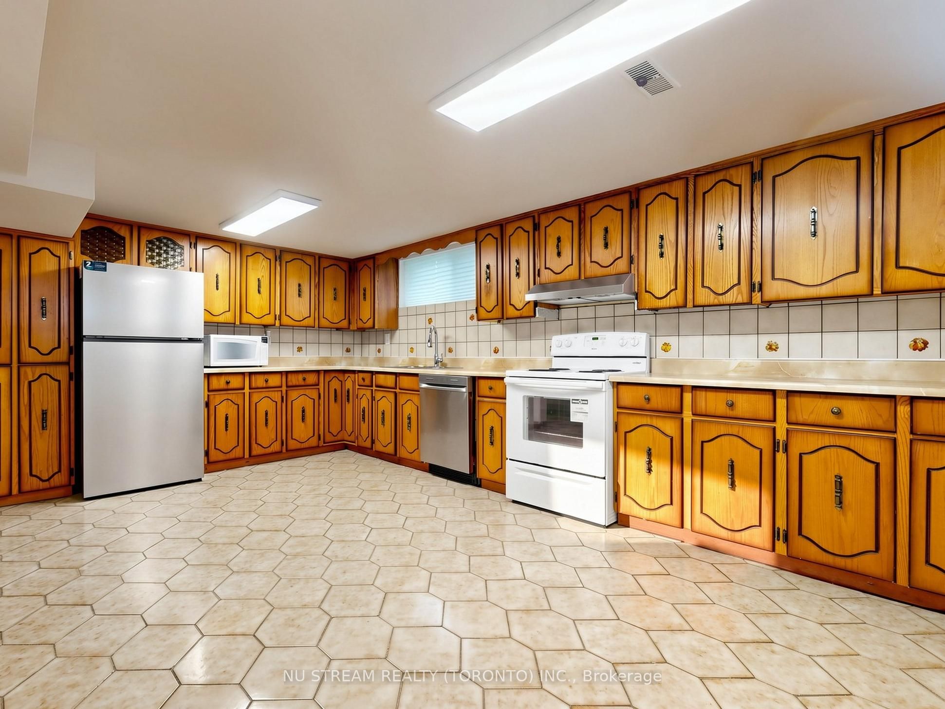 117 Ambercroft Boulevard N Property Photo 35