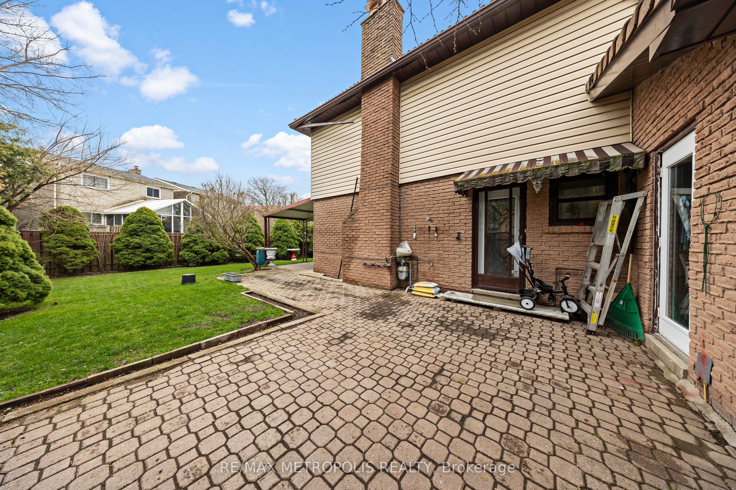 754 Eyer Drive Upper Property Photo 4