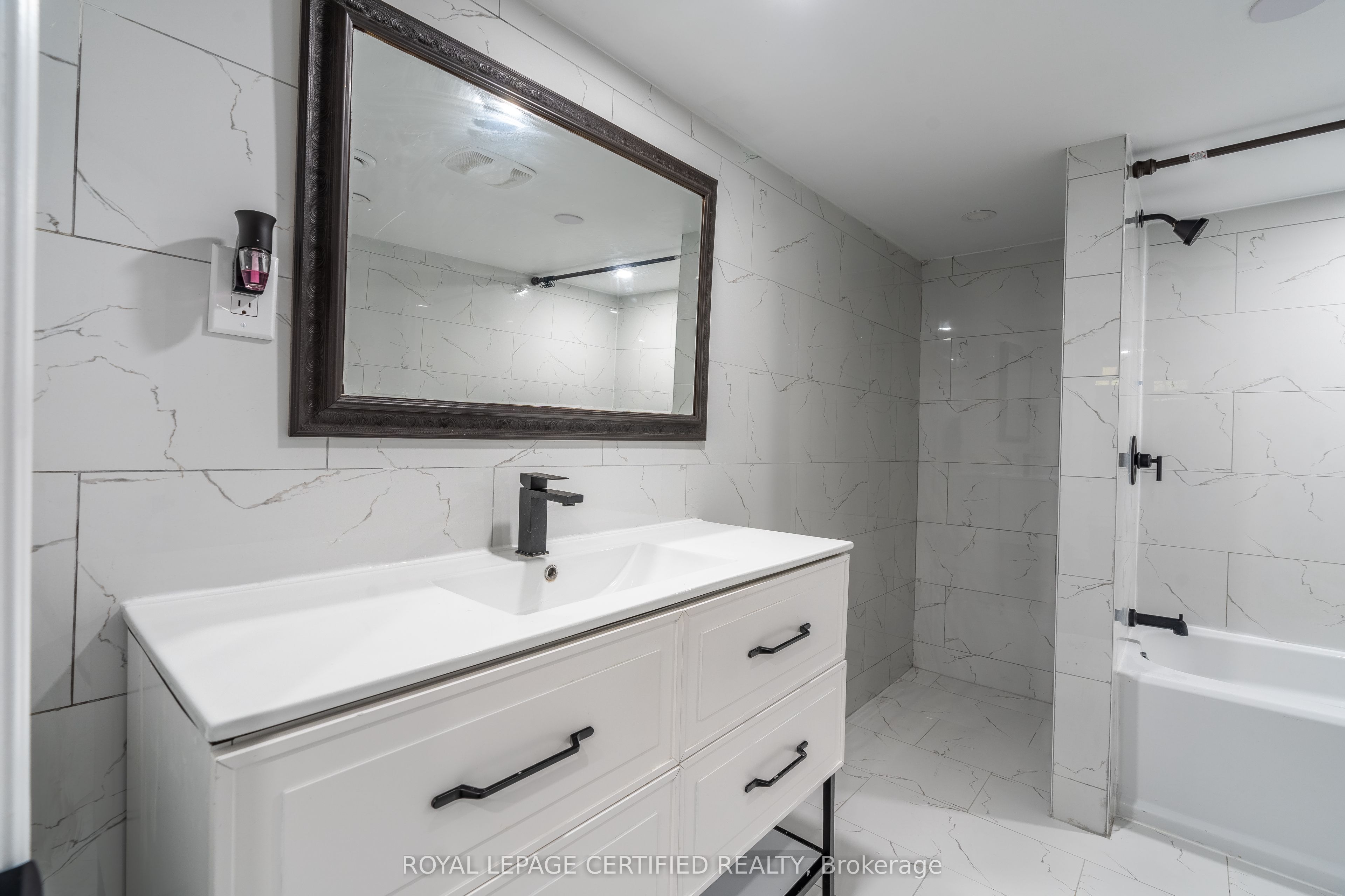 976 Grandview Street N Property Photo 35