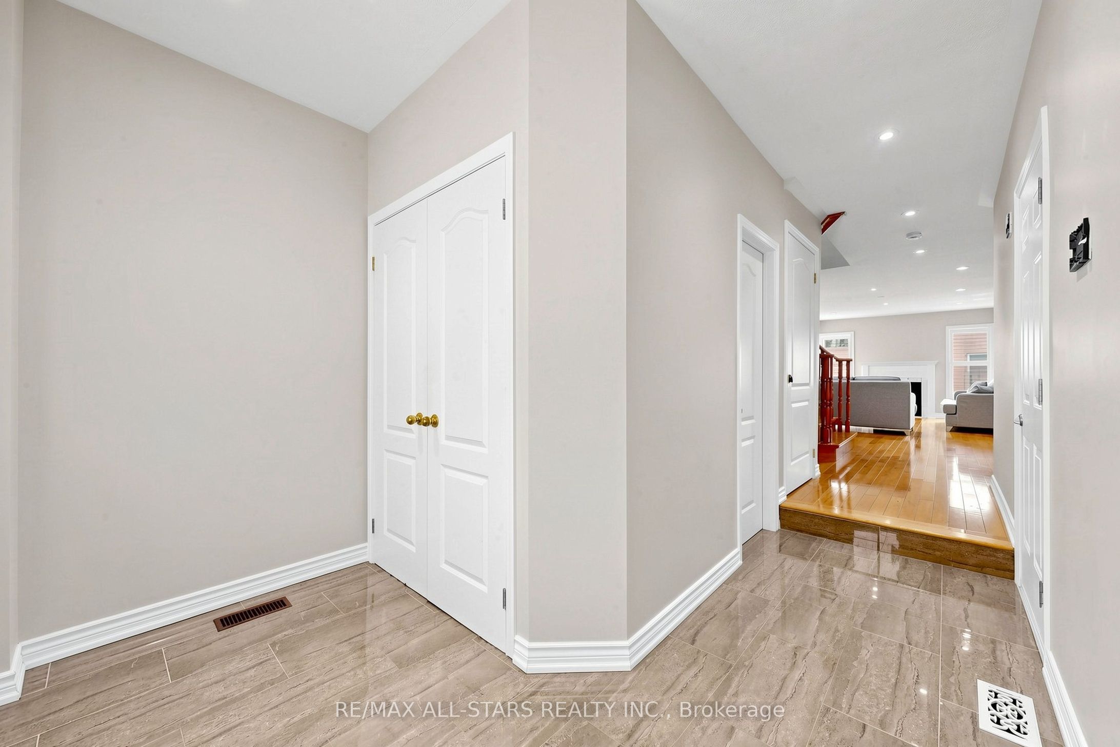 13 Boulderbrook Drive Property Photo 4
