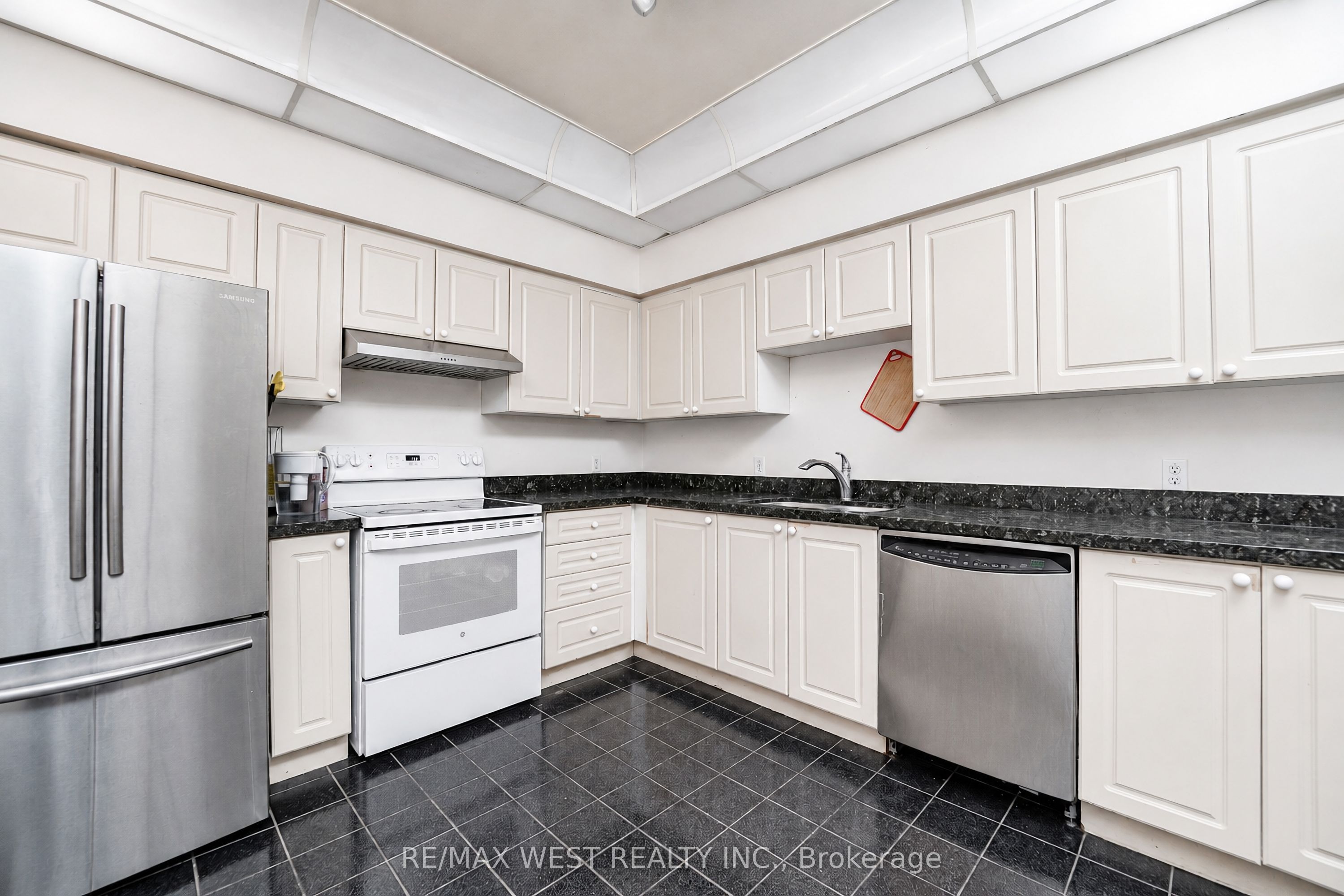 8 Lee Centre Drive Ph103 Property Photo 2