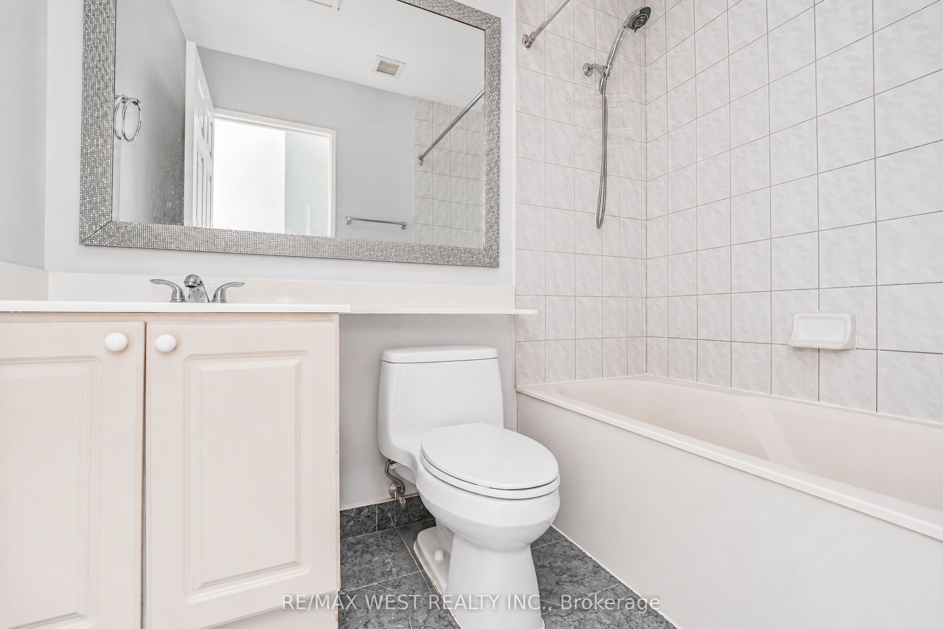8 Lee Centre Drive Ph103 Property Photo 6