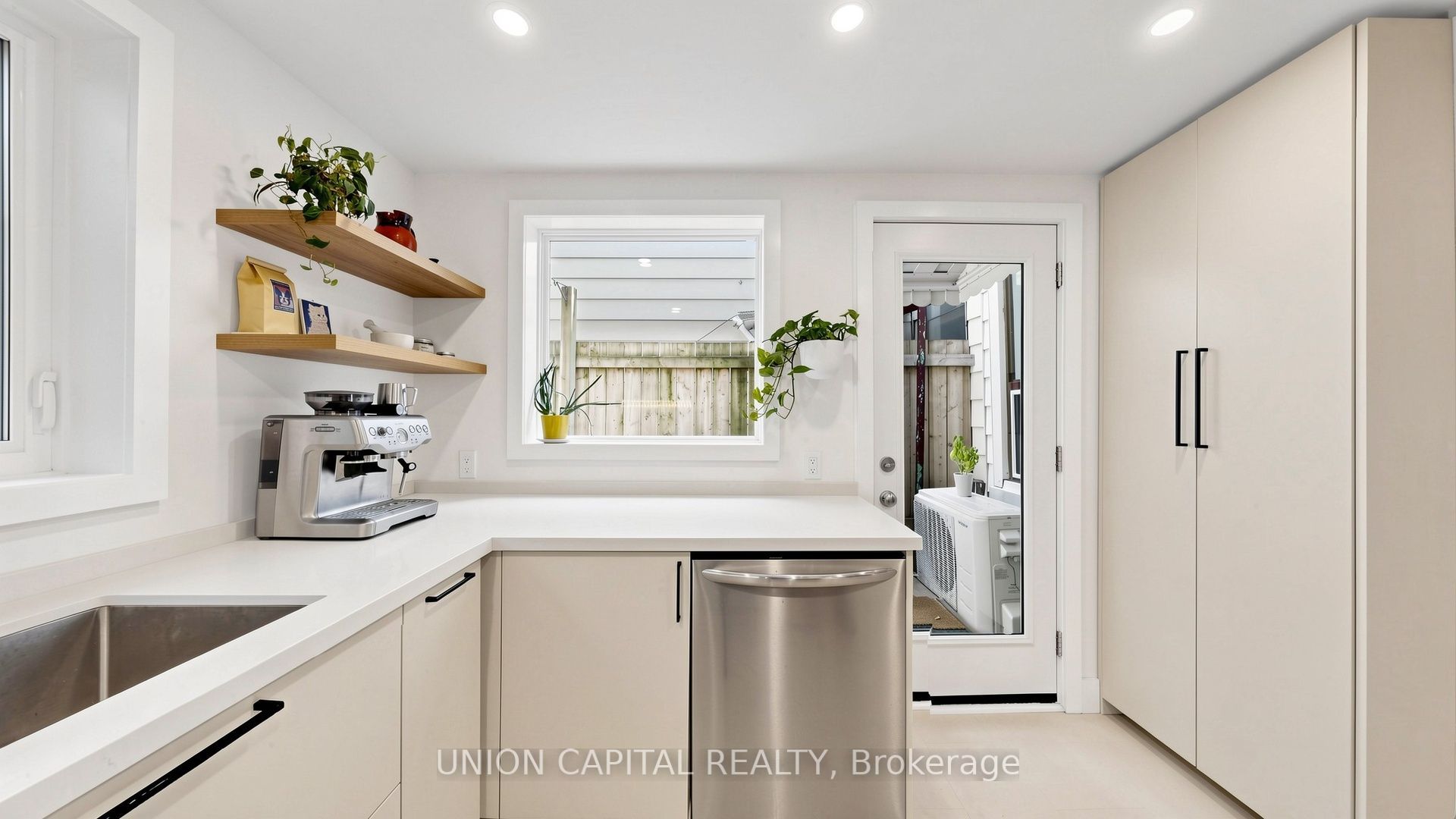 944 Dundas Street E Property Photo 15