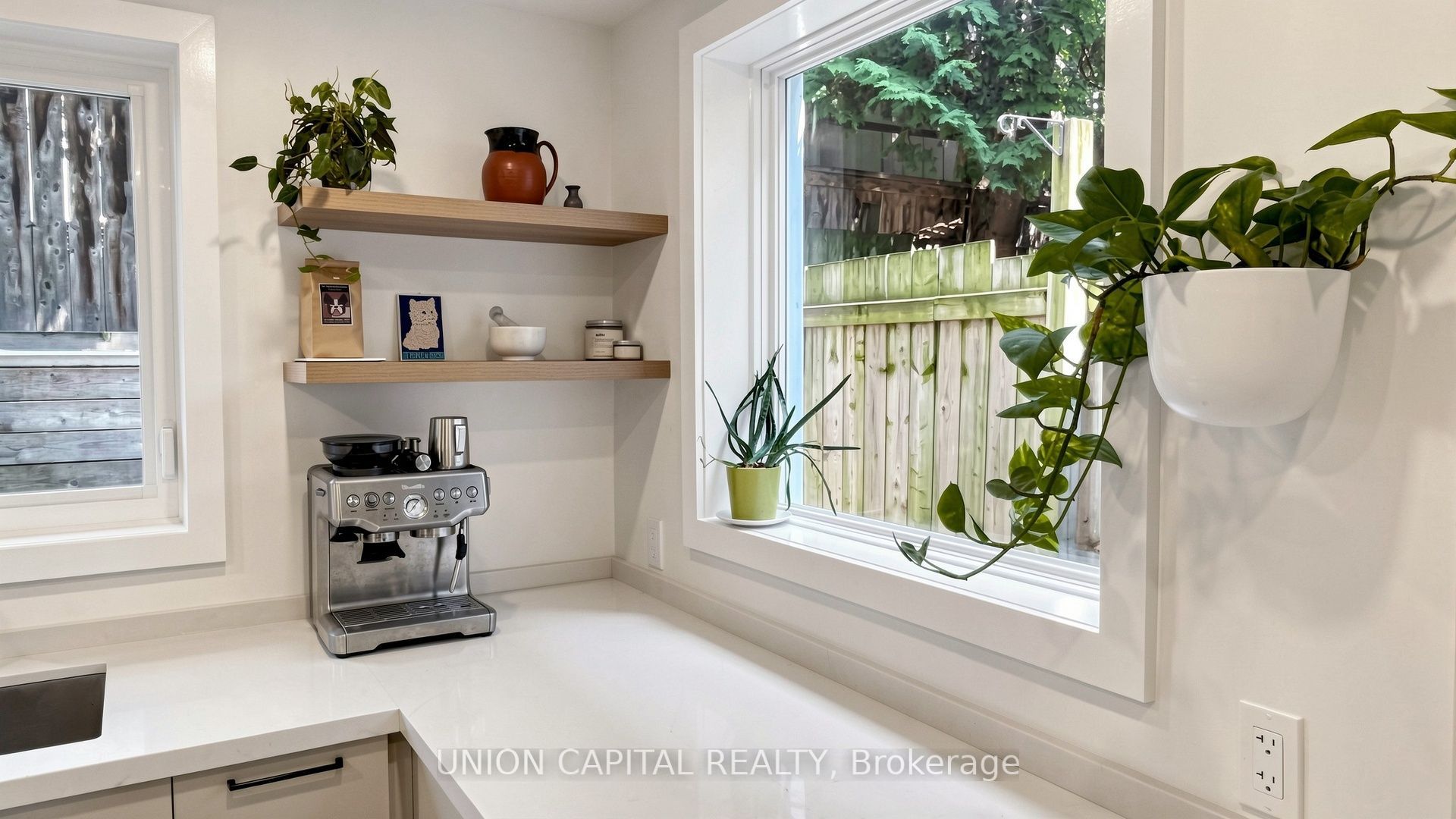 944 Dundas Street E Property Photo 16