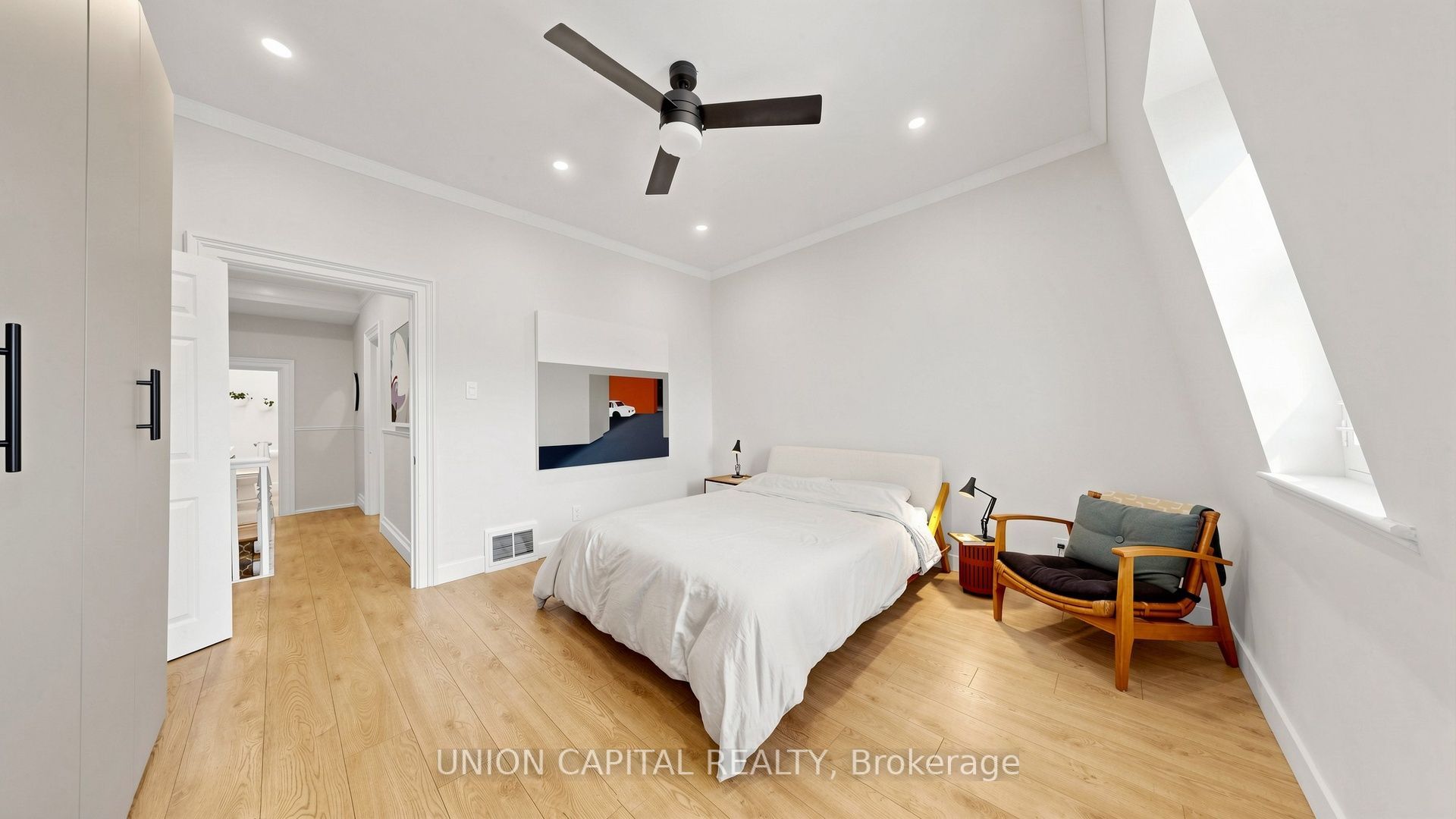 944 Dundas Street E Property Photo 28