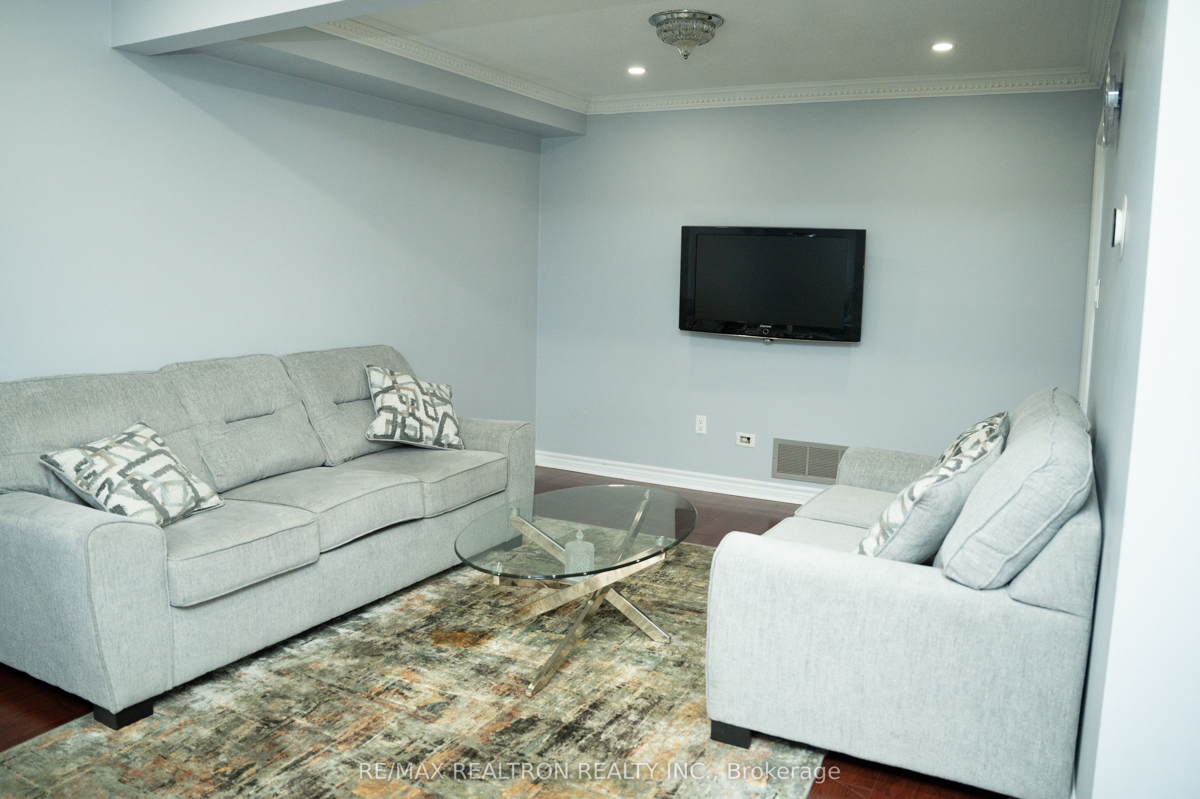 2065 Blue Ridge Crescent Property Photo 3