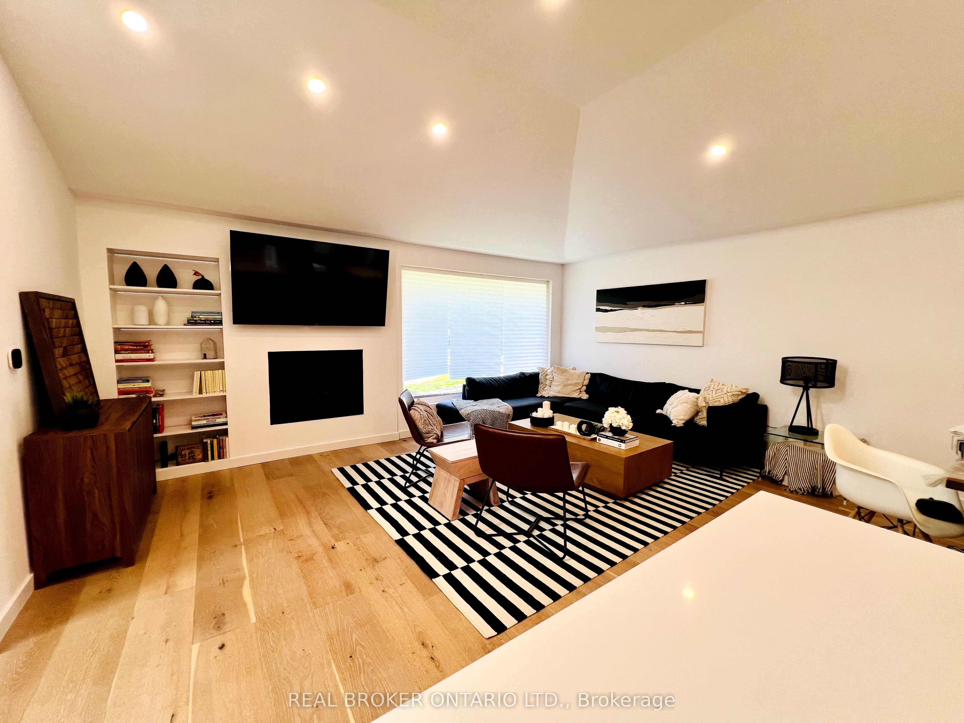 51 Castlemere Crescent Property Photo 2