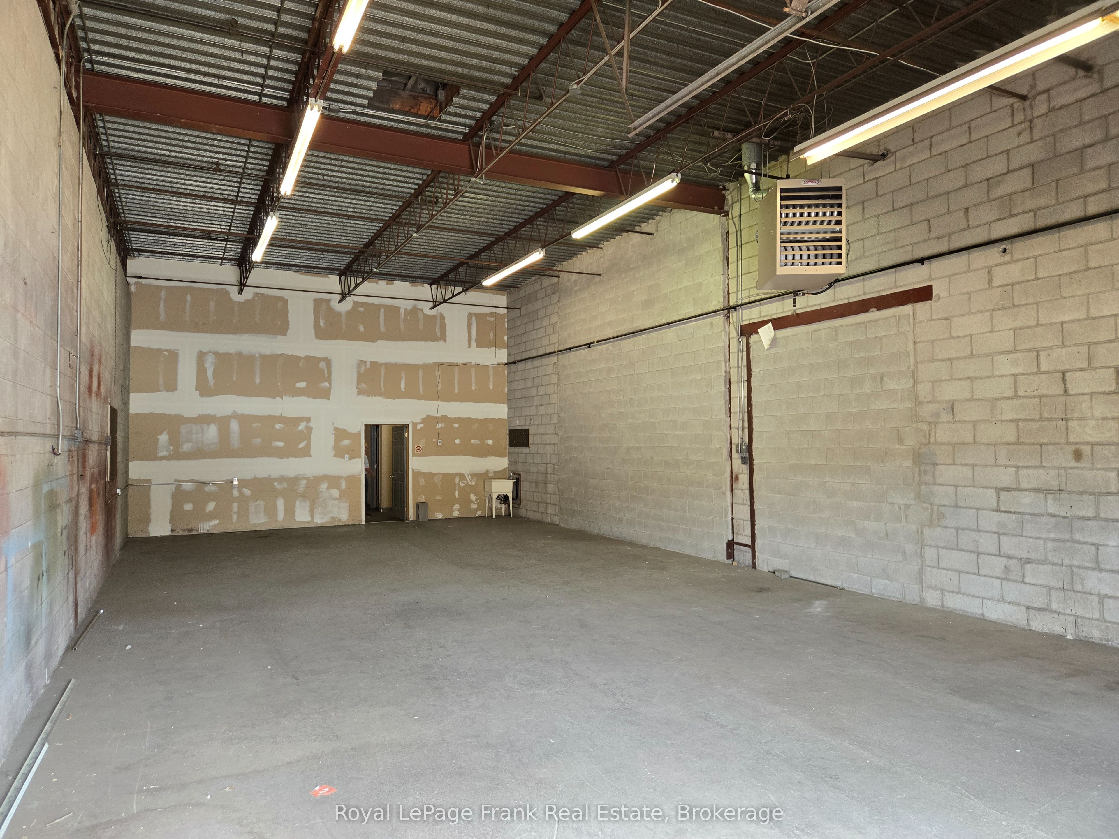 2001 Thickson Road S 4 Property Photo 13
