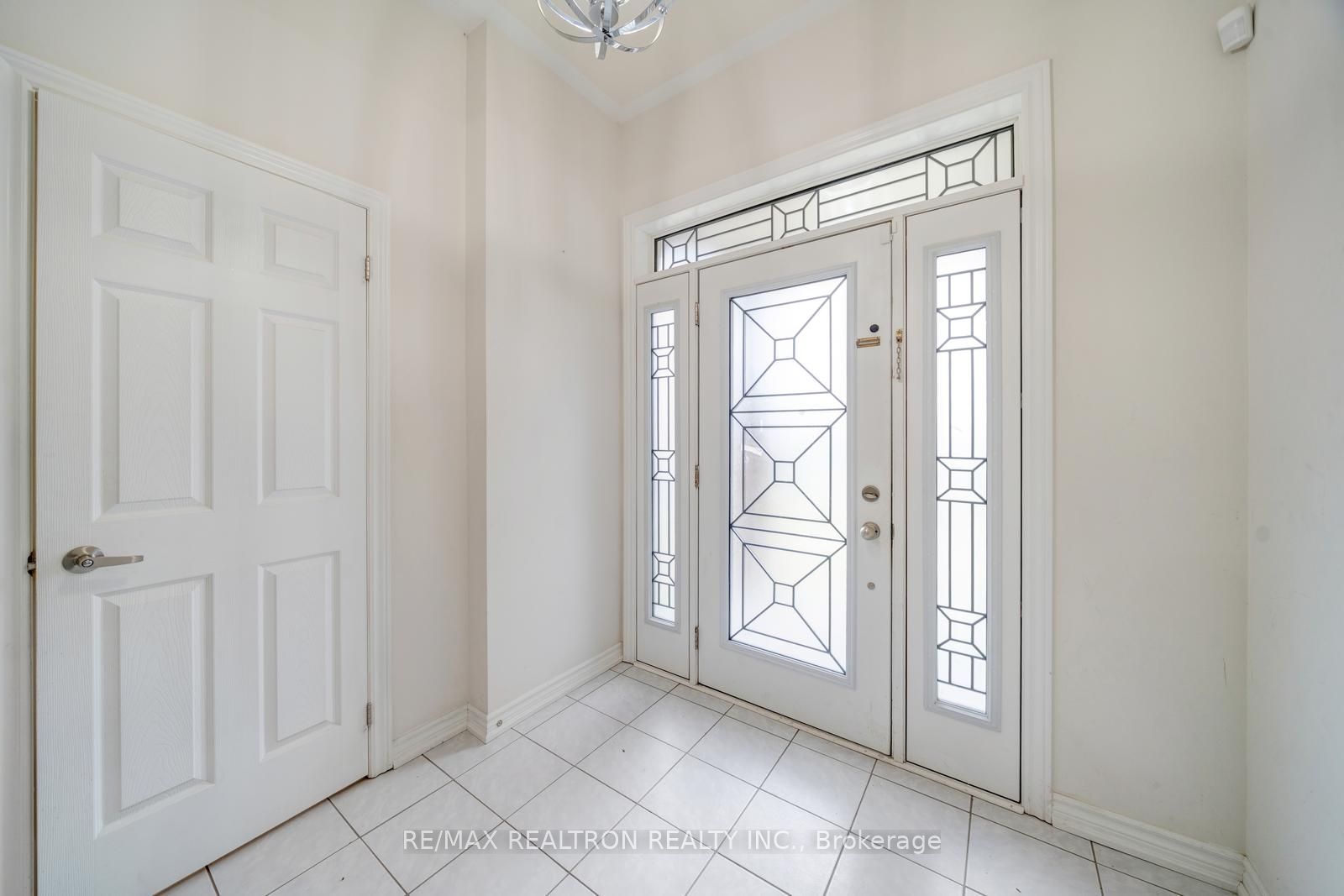 295 Northglen Boulevard Property Photo 3