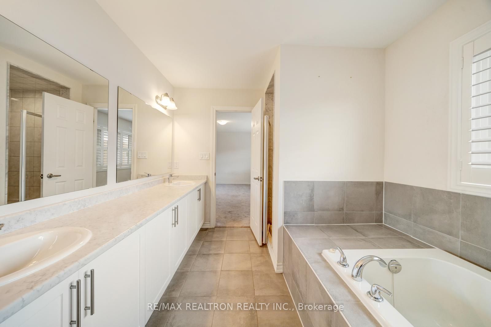 295 Northglen Boulevard Property Photo 28