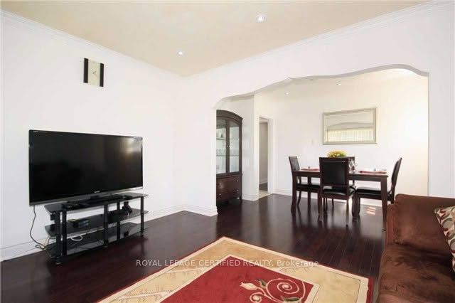 109 Hiscock Boulevard Upper Level Property Photo 2