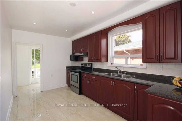 109 Hiscock Boulevard Upper Level Property Photo 3