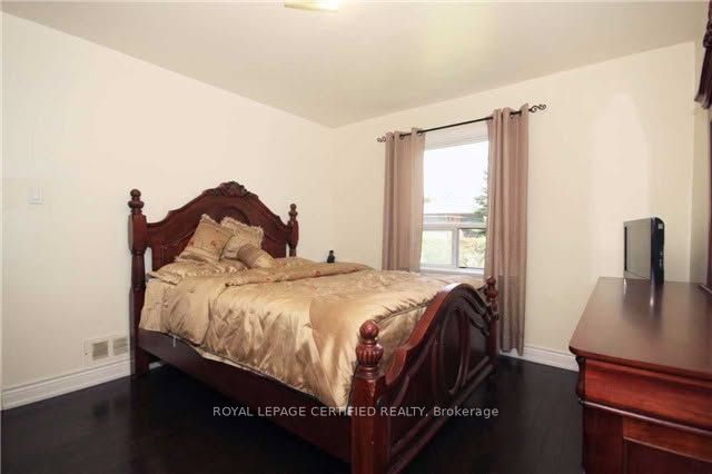 109 Hiscock Boulevard Upper Level Property Photo 4
