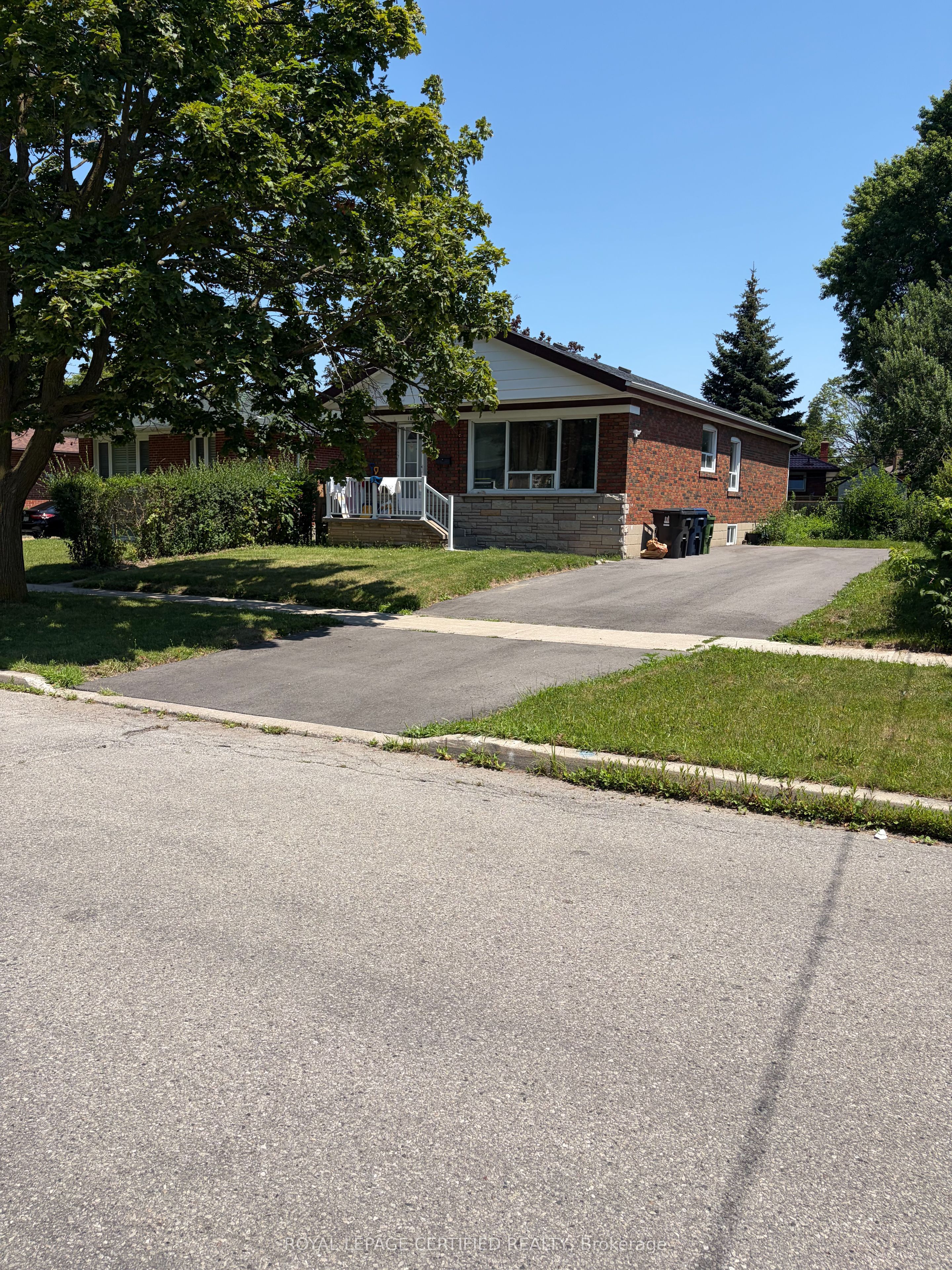 109 Hiscock Boulevard Upper Level Property Photo 6
