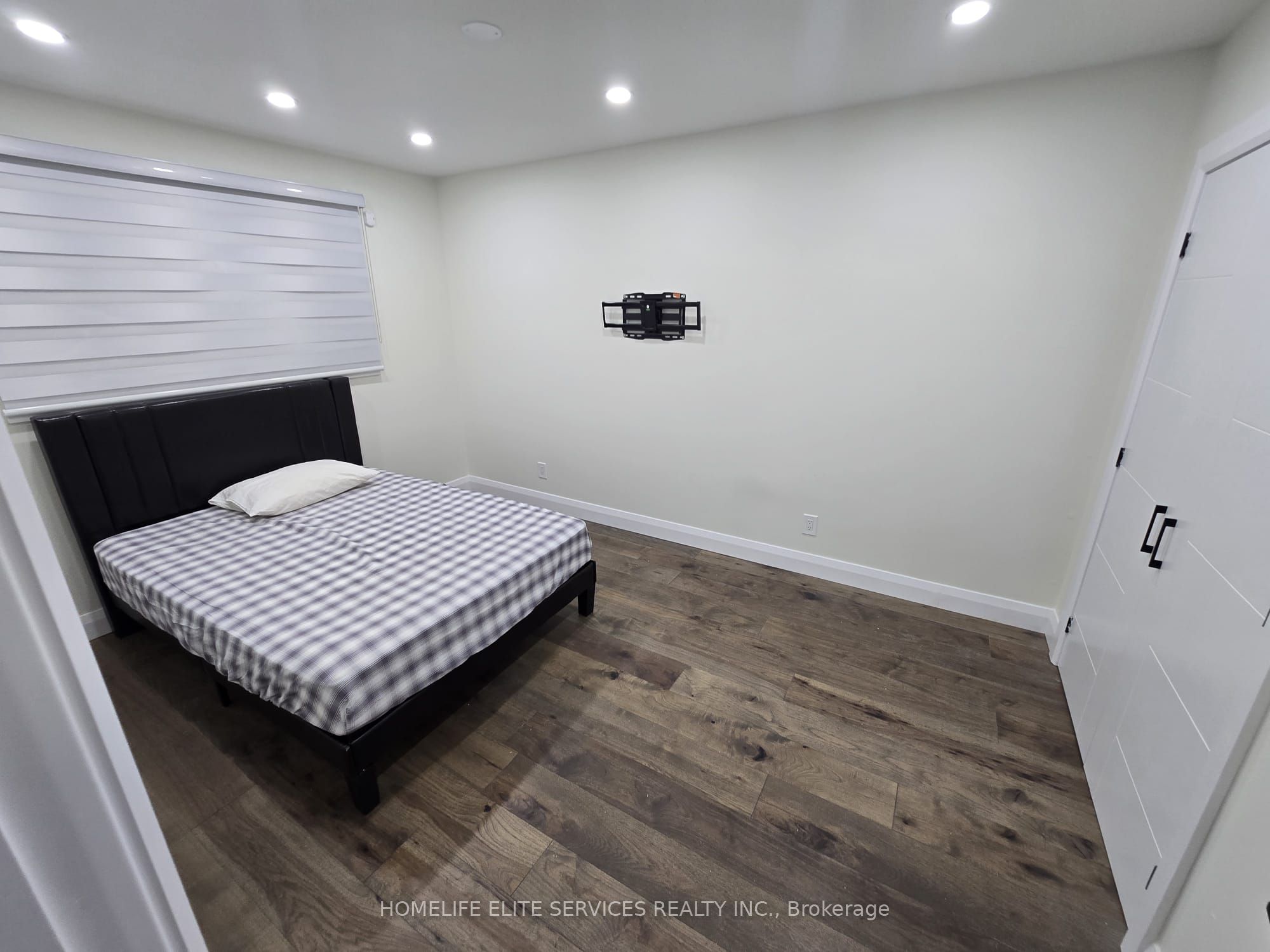 36 Manorglen Crescent Property Photo 5